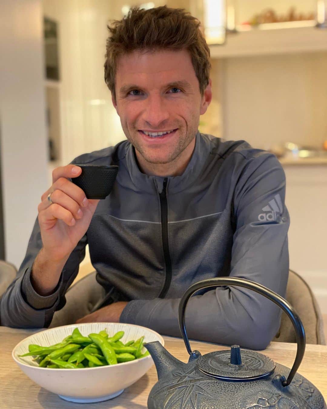 トーマス・ミュラーのインスタグラム：「Happy Meal 🥬 😋  #allaroundperformance #sport #healthyfood #bigbigsmile #anguadn #readyforthenewweek #bohnenstange😂😂」