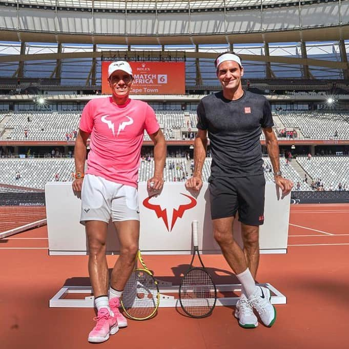 ロジャー・フェデラーのインスタグラム：「I have always had the utmost respect for my friend Rafa as a person and as a champion. As my greatest rival over many years, I believe we have pushed each other to become better players. Therefore, it is a true honor for me to congratulate him on his 20th Grand Slam victory. It is especially amazing that he has now won Roland Garros an incredible 13 times, which is one of the greatest achievements in sport. I also congratulate his team, because nobody can do this alone. I hope 20 is just another step on the continuing journey for both of us. Well done, Rafa. You deserve it.」