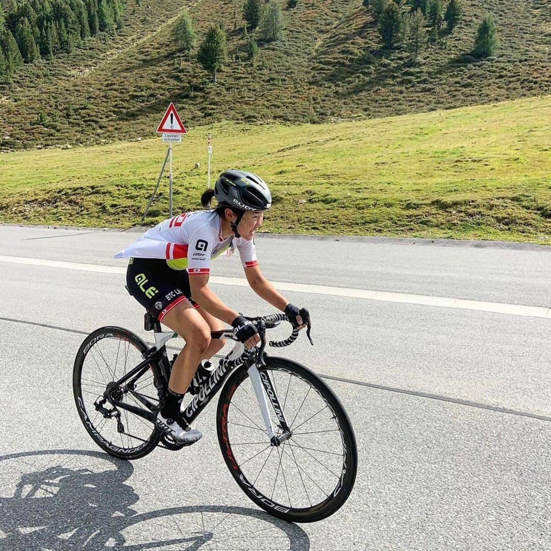 與那嶺恵理のインスタグラム：「Honestly HARD situation #COVID hit us @alebtcljubljana 😢 but I still believe myself on the saddle♥️  . . What is next?? I can’t accept it but I can beyond it even though it take times💪🏻  . . いつかの　#今日のエリさん #alebtcljubljana #rudyproject #withDMT #alecycling #prologo #campagnolo #windtex #cipollini」