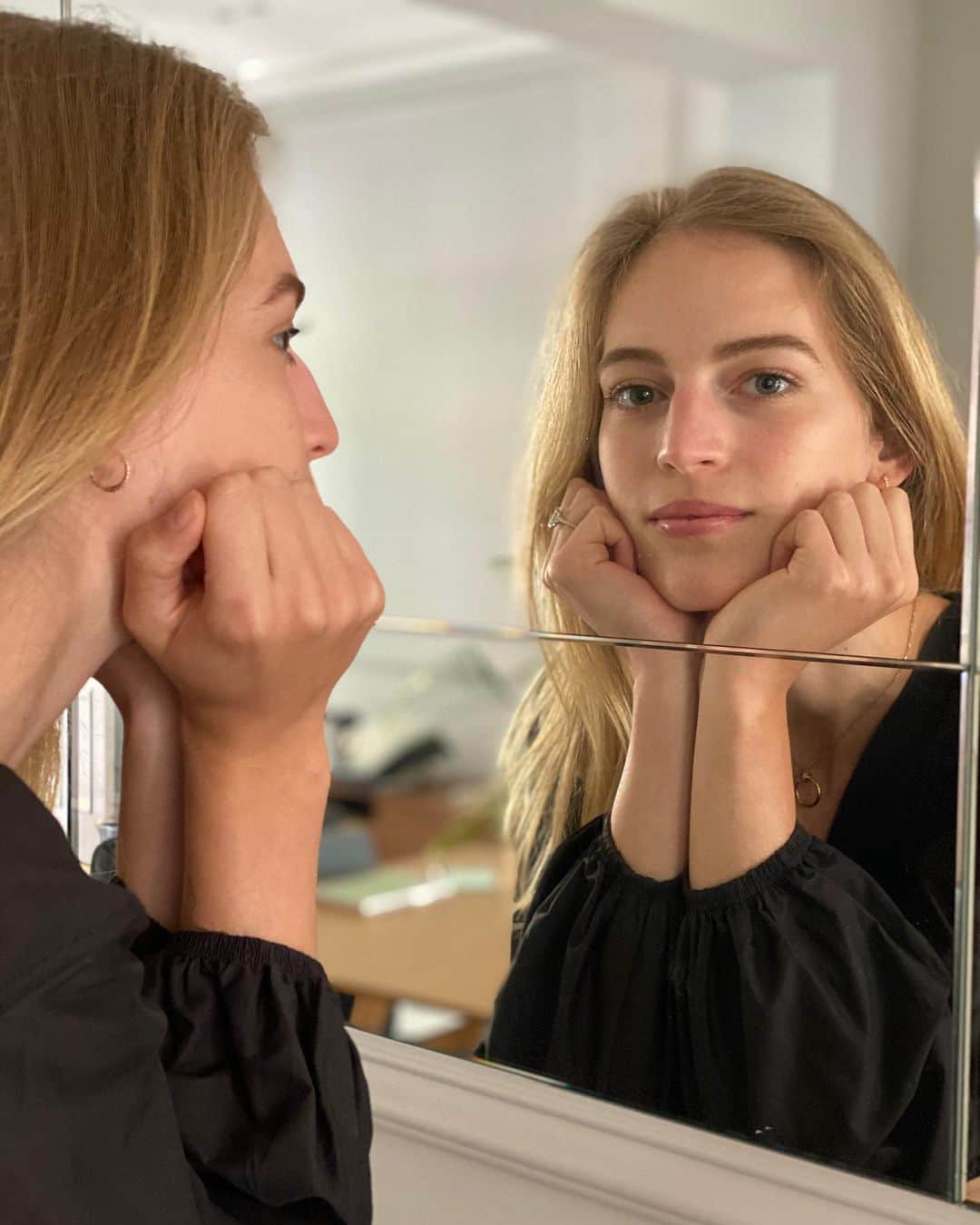 ヴァネッサ・アクセンテのインスタグラム：「Me myself and I 🍷」