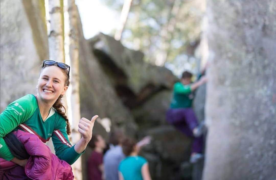 ハンナ・シューベルトさんのインスタグラム写真 - (ハンナ・シューベルトInstagram)「It's been a while since my last training camp outdoors with the @austriaclimbing team so I'm even more psyched to head to Arco tomorrow for a week full of rock action with my teammates 🥰 #letsgo . 📸: Not from the last training camp  but from one of the great ones we had in Fontainebleau a few years ago🎉 #photobomb」10月12日 1時57分 - schuberthannah