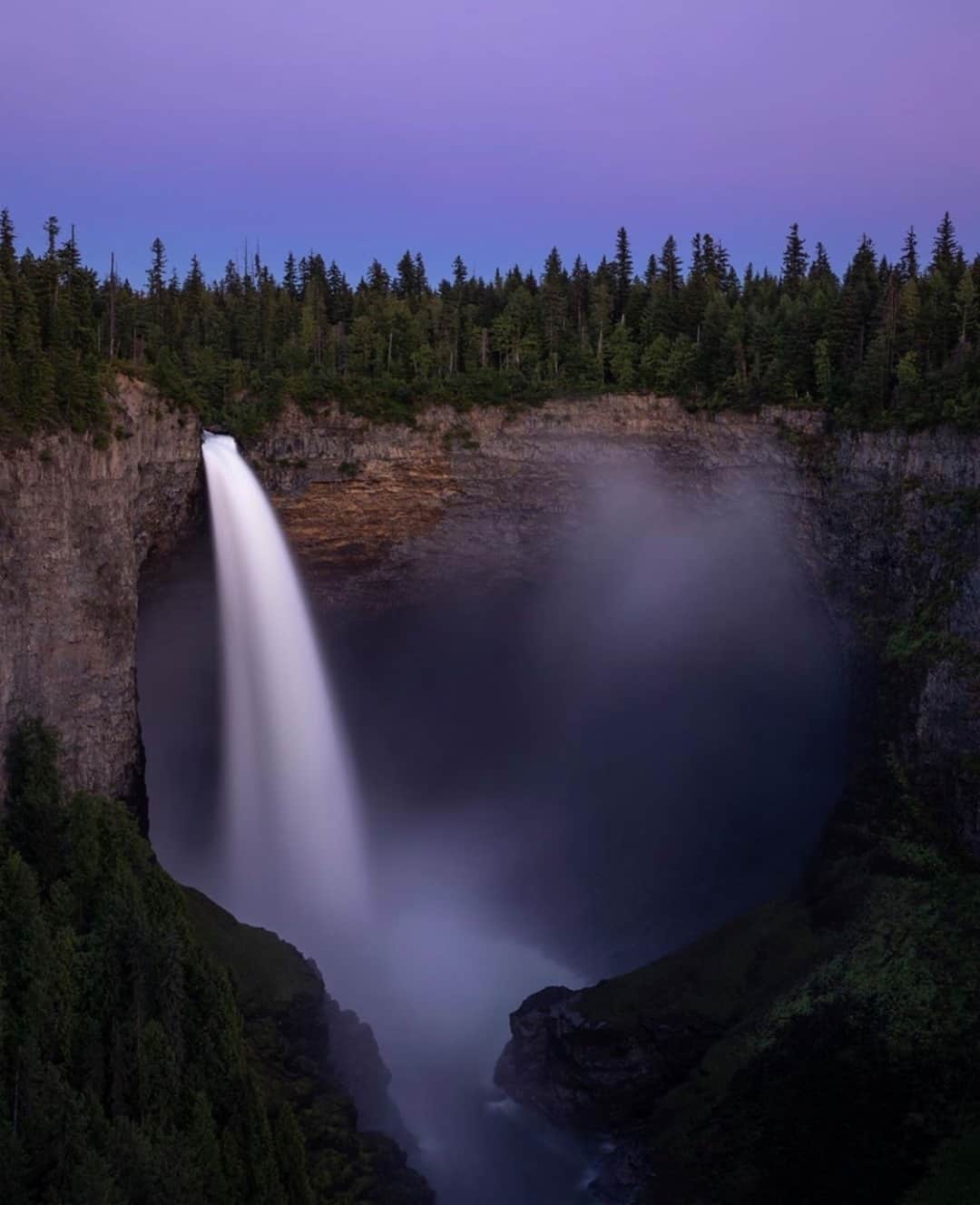 Earth Picsさんのインスタグラム写真 - (Earth PicsInstagram)「Helmcken Falls located in the beautiful British Columbia 🇨🇦Photo by @calsnape」10月12日 2時00分 - earthpix
