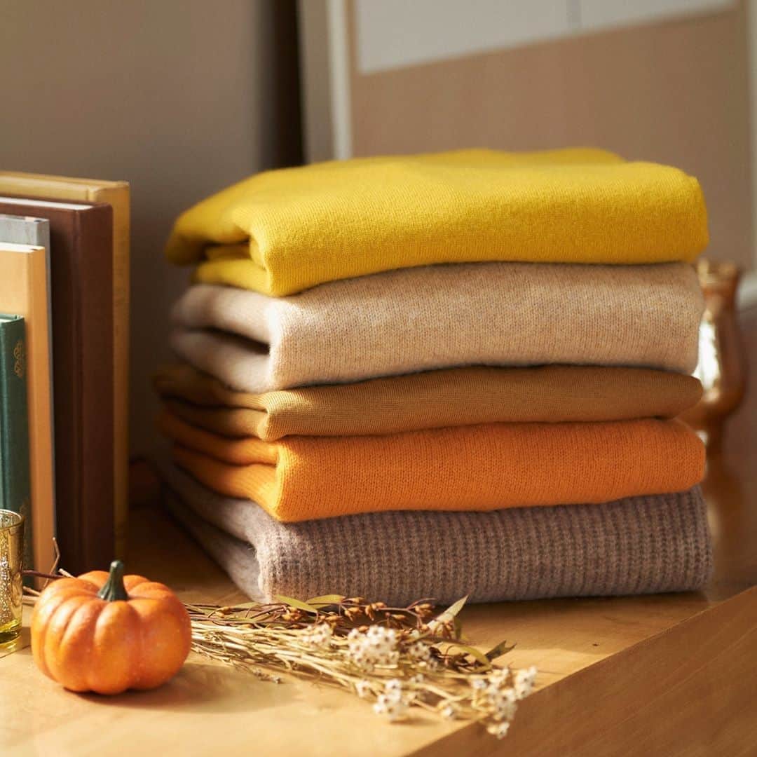 UNIQLO UKのインスタグラム：「Cosy knitwear in perfect autumnal tones.  #Uniqlo #LifeWear #UniqloLifeWear」
