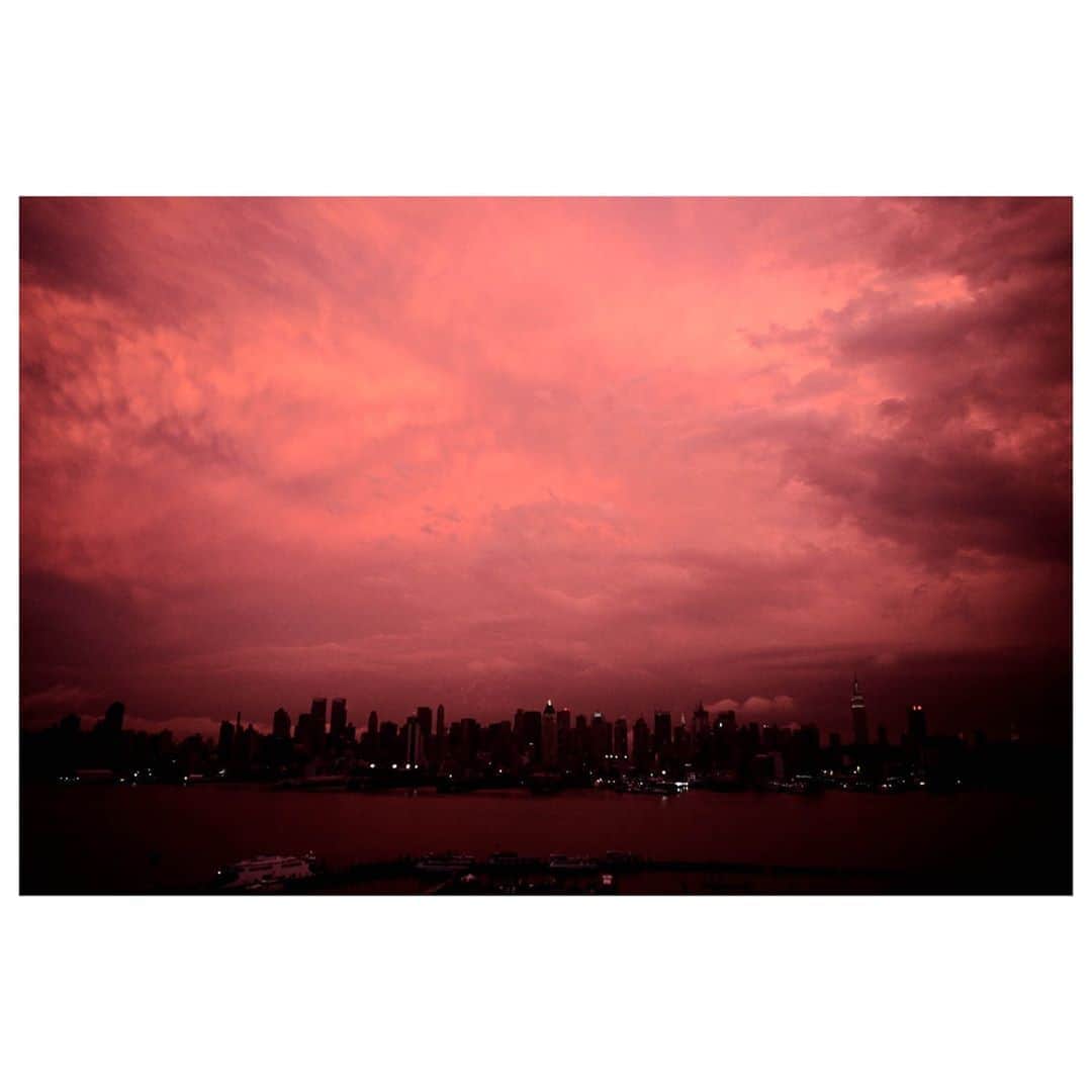Magnum Photosさんのインスタグラム写真 - (Magnum PhotosInstagram)「#FromTheArchive: A waning sunset over the Manhattan skyline two days after power was restored from the Blackout of 2003. Weehawken, New Jersey. USA. August 17, 2003.⁠ .⁠ © @paulfuscomagnum/#MagnumPhotos」10月12日 2時01分 - magnumphotos