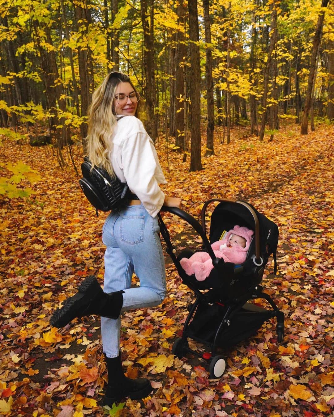 Elisabeth Riouxさんのインスタグラム写真 - (Elisabeth RiouxInstagram)「Look at this cute little pumpkin 🎃 I’m a month & a half late but... hello fall 🍂 my very favorite season of the year & I know it’s going to be a million times better cause ur with me 🌞 so in love with the colourful trees, the drinks at starbucks (yea I’m that type of girl 😭) , halloween is coming and then on november 1st is time to install the Christmas decorations & start listening to Christmas music 🎄 I’M SO EXCITED , BEST SEASON OF THE YEAR 🥰」10月12日 2時07分 - elisabethrioux