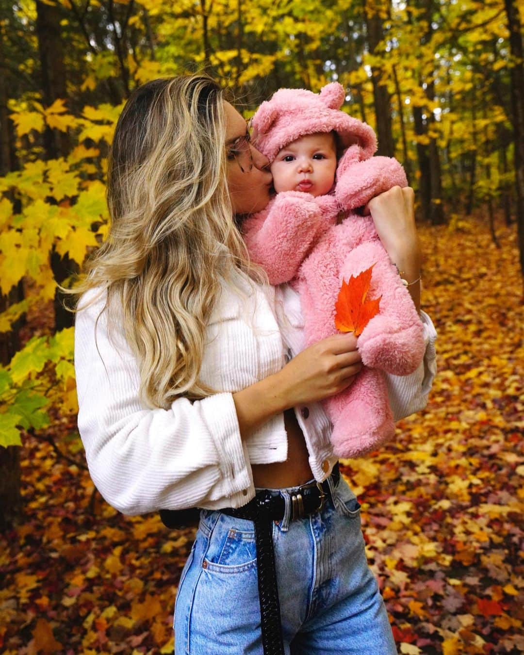 Elisabeth Riouxさんのインスタグラム写真 - (Elisabeth RiouxInstagram)「Look at this cute little pumpkin 🎃 I’m a month & a half late but... hello fall 🍂 my very favorite season of the year & I know it’s going to be a million times better cause ur with me 🌞 so in love with the colourful trees, the drinks at starbucks (yea I’m that type of girl 😭) , halloween is coming and then on november 1st is time to install the Christmas decorations & start listening to Christmas music 🎄 I’M SO EXCITED , BEST SEASON OF THE YEAR 🥰」10月12日 2時07分 - elisabethrioux