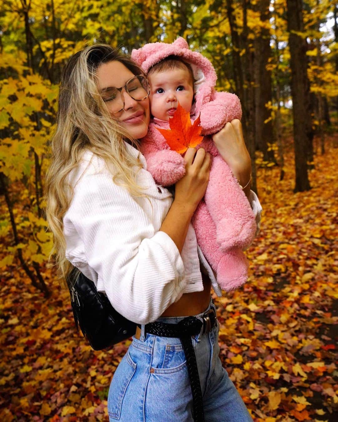 Elisabeth Riouxさんのインスタグラム写真 - (Elisabeth RiouxInstagram)「Look at this cute little pumpkin 🎃 I’m a month & a half late but... hello fall 🍂 my very favorite season of the year & I know it’s going to be a million times better cause ur with me 🌞 so in love with the colourful trees, the drinks at starbucks (yea I’m that type of girl 😭) , halloween is coming and then on november 1st is time to install the Christmas decorations & start listening to Christmas music 🎄 I’M SO EXCITED , BEST SEASON OF THE YEAR 🥰」10月12日 2時07分 - elisabethrioux
