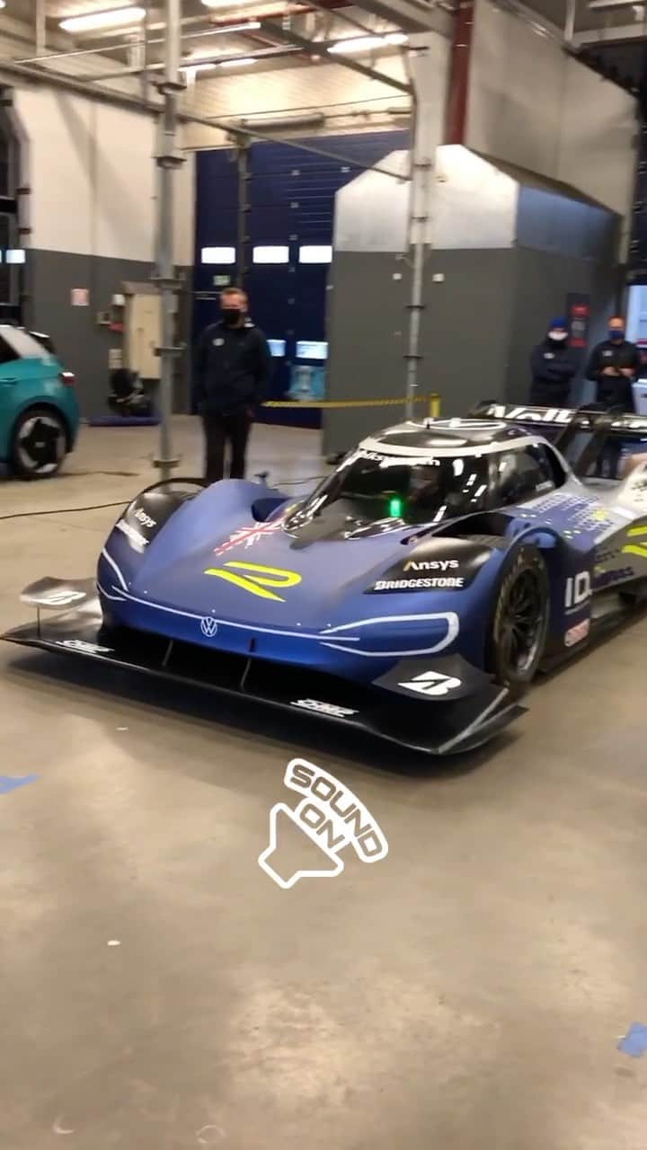 ニコ・ロズベルグのインスタグラム：「This Electric Rocket sounds INSANE ⚡️ Check out my Hot Laps with the link in my BIO!」