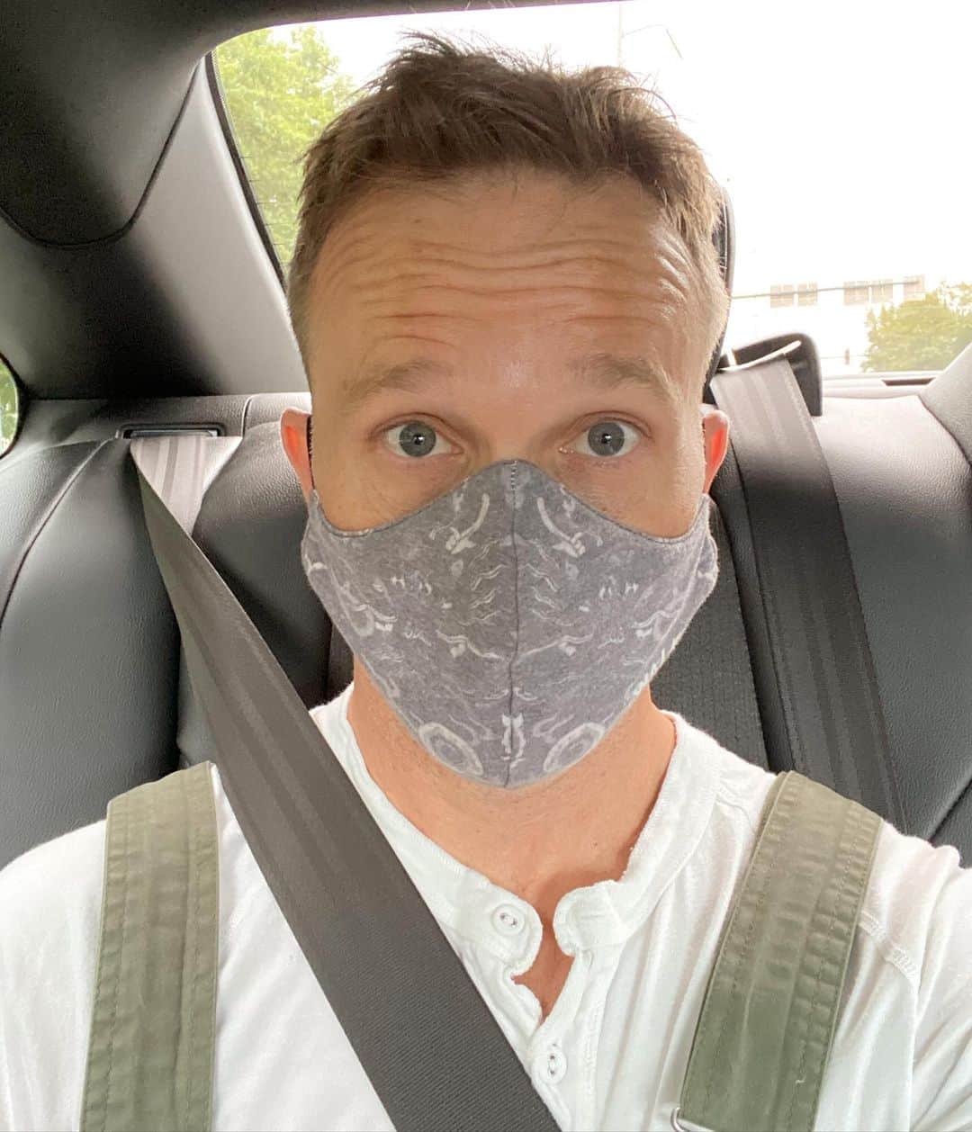 ブレッキン・メイヤーのインスタグラム：「1st Uber trip in a long time. #UberCautious #MaskUp」