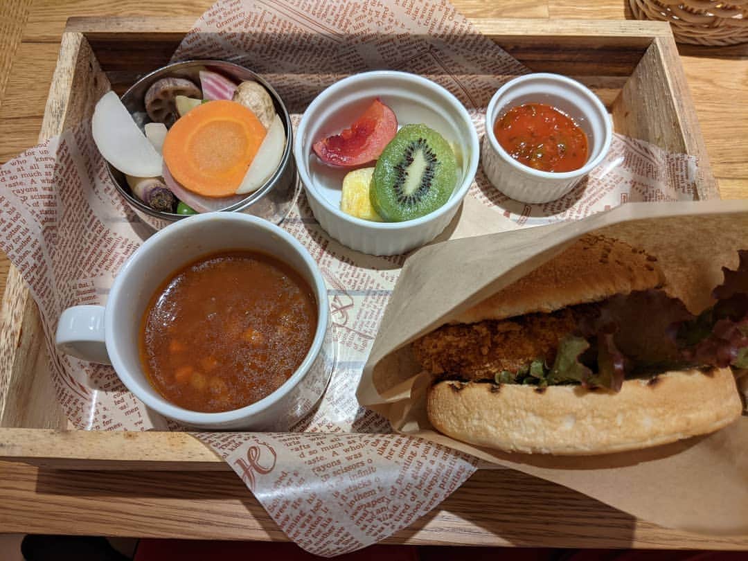 のインスタグラム：「バーガーも美味しかった^_^ #果実園リーベル」