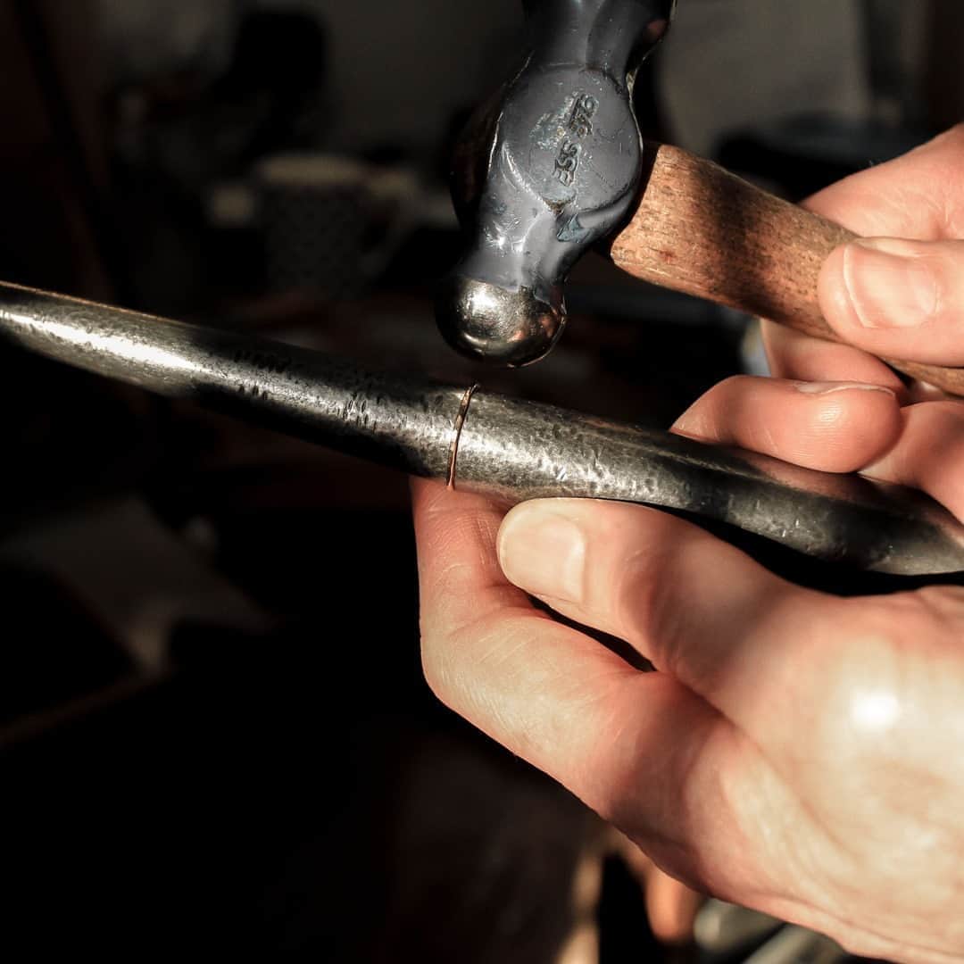 のインスタグラム：「Your jewellery is designed and handmade in London, by Dan and our team of amazing jewellers. Check out our ‘Made in London’ story highlight if you want to know more about the expert hands behind it!⠀⠀⠀⠀⠀⠀⠀⠀⠀ ⠀⠀⠀⠀⠀⠀⠀⠀⠀ -⠀⠀⠀⠀⠀⠀⠀⠀⠀ -⠀⠀⠀⠀⠀⠀⠀⠀⠀ #dowerandhall #madeinlondon #designerjewellery #craftmanship #ethicalfashion #ethicaljewellery #jewelleylovers #britishdesign #madebyhands」