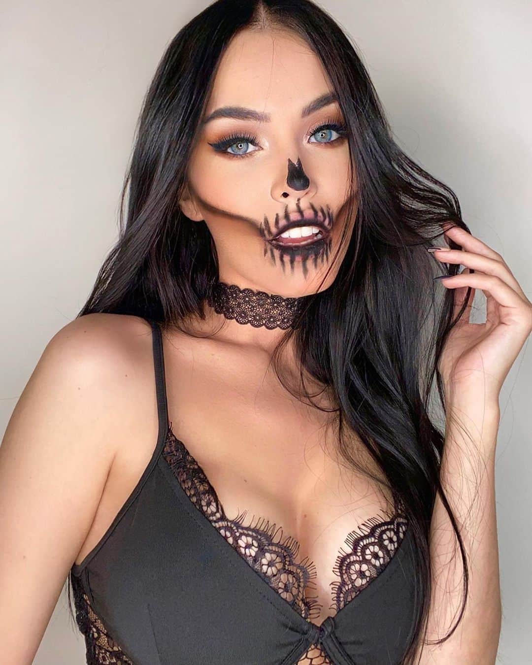 Claudia Alendeのインスタグラム：「If the walking dead chase us, I’m tripping you 💀  what are you gonna be for Halloween?」