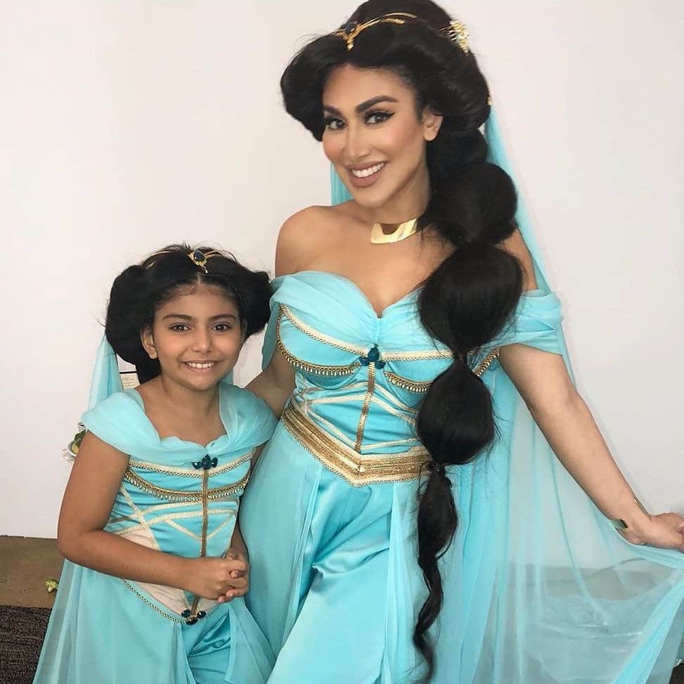 Huda Kattanさんのインスタグラム写真 - (Huda KattanInstagram)「What are you guys doing for Halloween this year? 🎃 #throwback to me and mini Jasmine #Halloween2018 #tb #halloween 💙💙 @nourgiselle @huda」10月12日 2時43分 - hudabeauty