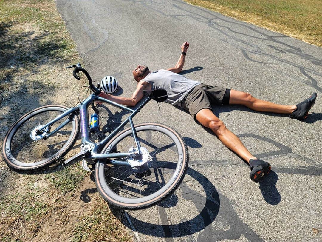 マヌ・ジノビリのインスタグラム：「🇦🇷Muerto después de los casi 50km de hoy. 110'. La pasé mal los últimos 5. 😣 🇺🇲 Exhausted after my first 30-mile ride (110'). The last 3 miles were painful. 😣」