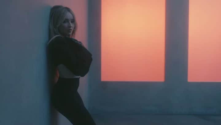 のインスタグラム：「what do u think of the #WOWRemixVideo ? link in bio📀」