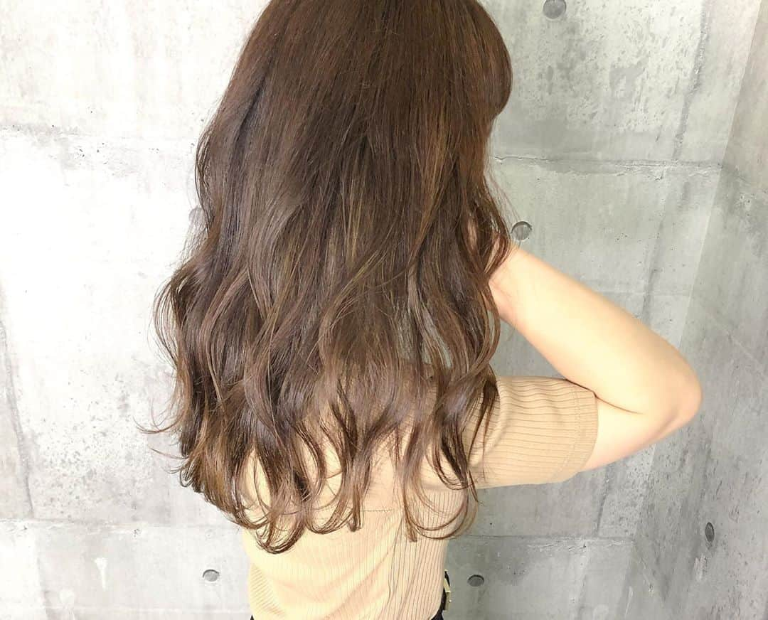 【高砂・美容師】平岡歩 ヘアアレンジ hairarrangeさんのインスタグラム写真 - (【高砂・美容師】平岡歩 ヘアアレンジ hairarrangeInstagram)「【ブリーチ無しベージュ】 ブリーチ無くても透明感をプラスするにはカラー何度か回数を重ねてつくりあげると 柔らかく雰囲気が可愛くなります❤️ ＿＿＿＿＿＿＿＿＿＿＿＿＿＿＿＿＿＿＿＿＿＿＿﻿ ﻿ ウールーでは髪を綺麗するだけではなく、シンプルに来てくれた人を幸せにしたい☺️﻿ ﻿ 僕の想いは、お客様にとってWooluuwに来る事が、旅行に行く事と同等くらいの位置付けでありたいと思っています。﻿ 僕自身、旅行に行く事が凄く好きで、旅行いくぞー！ってなって、予約して、﻿ ﻿ その日まで後1ヶ月、﻿ あと1週間﻿ あと3日﻿ あと1日！﻿ ﻿ って、その日が来るまでワクワク楽しみで、なんかいつもよりテンションも高くいれて、そんな気持ちをWooluuwに行く前からも感じてもらえたら、皆様が幸せでいてもらえるんじゃないかと思い、日頃から技術を磨いたり、アイデアを振り絞って頭を使ってみたりしています☺️ ﻿ ﻿ もちろん御来店頂いた当日も至福の時間を過ごしていただき、また次回の御来店までの活力を髪に想いを込めて送り出させていただきたいと思っています☺️﻿ ﻿ ウールーのテーマでもある、﻿ 【写真に残しておきたくなるような空間】が旅行とか楽しいこととリンクしていれば嬉しいです✨﻿  ＿＿＿＿＿＿＿＿＿＿＿＿＿＿＿＿＿＿＿＿＿＿＿﻿ ﻿ 画像スワイプしてみてください♪﻿ ﻿ 画像や動画は保存して後から見返してにお使い下さい♪﻿ ＿＿＿＿＿＿＿＿＿＿＿＿＿＿＿＿＿＿＿＿＿＿＿﻿ ﻿ 【自分に合うカラーをお探しの方】﻿ 【ハイライトカラーをお探しの方】﻿ 【髪質改善をしたい方】﻿ 【ヘアアレンジがしたい方】﻿ ﻿ ﻿ の方々向けに毎日更新しています✨﻿ フォローして応援して頂ければ嬉しい限りです😆﻿ ﻿ ⬇︎⬇︎⬇︎⬇︎⬇︎⬇︎⬇︎⬇︎⬇︎⬇︎⬇︎⬇︎⬇︎⬇︎⬇︎⬇︎⬇︎⬇︎﻿ 《@ayumi_hiraoka》﻿ ＿＿＿＿＿＿＿＿＿＿＿＿＿＿＿＿＿＿＿＿＿＿＿﻿ @wooluuw 代表　﻿ 平岡歩﻿ ﻿ ウールーは﻿ ・キッズルーム完備﻿ ・FREE Wi-Fi﻿ ・日替わりデザートサービス🍰﻿ ・豊富なドリンクサービス🥤﻿ ・オリジナルシャンプー﻿ など、ウールーでしか体験できない﻿ 想い出に残る仕掛けが沢山あります✨﻿ ﻿ ただ髪を綺麗に整えるだけでなく﻿ 私達が輝かせたいのはあなたの心です☺️ ﻿ ﻿ 【お店情報】﻿ 営業時間　10時〜20時ぐらい﻿ 料金表　インスタグラム　ハイライトに記載﻿ 住所　兵庫県姫路市二階町﻿ ﻿ 【ご予約方法】﻿ ご予約時にLINE @にて﻿ ・料金の事前提示﻿ ・所要時間の事前提示﻿ ・このカラーはどのメニュー選べばいい？﻿ などお気軽にご相談下さい🙇‍♂️ ご予約はこちらのLINEからお願いします♪﻿ LINE ID 【@ekm1861m】﻿ LINEのID検索より検索してください﻿ 最初の＠マークを忘れずに入れて下さい。﻿ ご質問などはコメントにお願い致します。﻿ ・﻿ ﻿ #グレージュ #カーキグレージュ #オリーブベージュ #大人可愛い #アッシュグレージュ #ピンクグレージュ #グレージュカラー #アッシュ #ベージュカラー  #透明感カラー #マットベージュ  #姫路駅 #姫路 #高砂 #加古川 #himeji  #姫路美容院 #高砂美容院 #加古川美容院 #カーキベージュ #シルキーベージュ  #アッシュカラー  #オリーブカラー #ブリーチなし #ブリーチなしカラー  #姫路美容師 #姫路美容室 #Wooluuw #ブリーチ無しベージュ」10月12日 2時59分 - ayumi_hiraoka