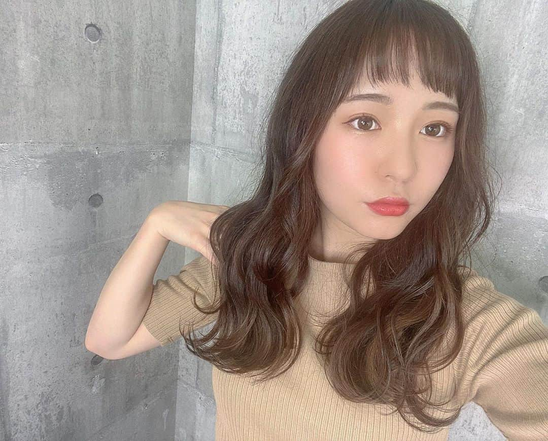 【高砂・美容師】平岡歩 ヘアアレンジ hairarrangeさんのインスタグラム写真 - (【高砂・美容師】平岡歩 ヘアアレンジ hairarrangeInstagram)「【ブリーチ無しベージュ】 ブリーチ無くても透明感をプラスするにはカラー何度か回数を重ねてつくりあげると 柔らかく雰囲気が可愛くなります❤️ ＿＿＿＿＿＿＿＿＿＿＿＿＿＿＿＿＿＿＿＿＿＿＿﻿ ﻿ ウールーでは髪を綺麗するだけではなく、シンプルに来てくれた人を幸せにしたい☺️﻿ ﻿ 僕の想いは、お客様にとってWooluuwに来る事が、旅行に行く事と同等くらいの位置付けでありたいと思っています。﻿ 僕自身、旅行に行く事が凄く好きで、旅行いくぞー！ってなって、予約して、﻿ ﻿ その日まで後1ヶ月、﻿ あと1週間﻿ あと3日﻿ あと1日！﻿ ﻿ って、その日が来るまでワクワク楽しみで、なんかいつもよりテンションも高くいれて、そんな気持ちをWooluuwに行く前からも感じてもらえたら、皆様が幸せでいてもらえるんじゃないかと思い、日頃から技術を磨いたり、アイデアを振り絞って頭を使ってみたりしています☺️ ﻿ ﻿ もちろん御来店頂いた当日も至福の時間を過ごしていただき、また次回の御来店までの活力を髪に想いを込めて送り出させていただきたいと思っています☺️﻿ ﻿ ウールーのテーマでもある、﻿ 【写真に残しておきたくなるような空間】が旅行とか楽しいこととリンクしていれば嬉しいです✨﻿  ＿＿＿＿＿＿＿＿＿＿＿＿＿＿＿＿＿＿＿＿＿＿＿﻿ ﻿ 画像スワイプしてみてください♪﻿ ﻿ 画像や動画は保存して後から見返してにお使い下さい♪﻿ ＿＿＿＿＿＿＿＿＿＿＿＿＿＿＿＿＿＿＿＿＿＿＿﻿ ﻿ 【自分に合うカラーをお探しの方】﻿ 【ハイライトカラーをお探しの方】﻿ 【髪質改善をしたい方】﻿ 【ヘアアレンジがしたい方】﻿ ﻿ ﻿ の方々向けに毎日更新しています✨﻿ フォローして応援して頂ければ嬉しい限りです😆﻿ ﻿ ⬇︎⬇︎⬇︎⬇︎⬇︎⬇︎⬇︎⬇︎⬇︎⬇︎⬇︎⬇︎⬇︎⬇︎⬇︎⬇︎⬇︎⬇︎﻿ 《@ayumi_hiraoka》﻿ ＿＿＿＿＿＿＿＿＿＿＿＿＿＿＿＿＿＿＿＿＿＿＿﻿ @wooluuw 代表　﻿ 平岡歩﻿ ﻿ ウールーは﻿ ・キッズルーム完備﻿ ・FREE Wi-Fi﻿ ・日替わりデザートサービス🍰﻿ ・豊富なドリンクサービス🥤﻿ ・オリジナルシャンプー﻿ など、ウールーでしか体験できない﻿ 想い出に残る仕掛けが沢山あります✨﻿ ﻿ ただ髪を綺麗に整えるだけでなく﻿ 私達が輝かせたいのはあなたの心です☺️ ﻿ ﻿ 【お店情報】﻿ 営業時間　10時〜20時ぐらい﻿ 料金表　インスタグラム　ハイライトに記載﻿ 住所　兵庫県姫路市二階町﻿ ﻿ 【ご予約方法】﻿ ご予約時にLINE @にて﻿ ・料金の事前提示﻿ ・所要時間の事前提示﻿ ・このカラーはどのメニュー選べばいい？﻿ などお気軽にご相談下さい🙇‍♂️ ご予約はこちらのLINEからお願いします♪﻿ LINE ID 【@ekm1861m】﻿ LINEのID検索より検索してください﻿ 最初の＠マークを忘れずに入れて下さい。﻿ ご質問などはコメントにお願い致します。﻿ ・﻿ ﻿ #グレージュ #カーキグレージュ #オリーブベージュ #大人可愛い #アッシュグレージュ #ピンクグレージュ #グレージュカラー #アッシュ #ベージュカラー  #透明感カラー #マットベージュ  #姫路駅 #姫路 #高砂 #加古川 #himeji  #姫路美容院 #高砂美容院 #加古川美容院 #カーキベージュ #シルキーベージュ  #アッシュカラー  #オリーブカラー #ブリーチなし #ブリーチなしカラー  #姫路美容師 #姫路美容室 #Wooluuw #ブリーチ無しベージュ」10月12日 2時59分 - ayumi_hiraoka