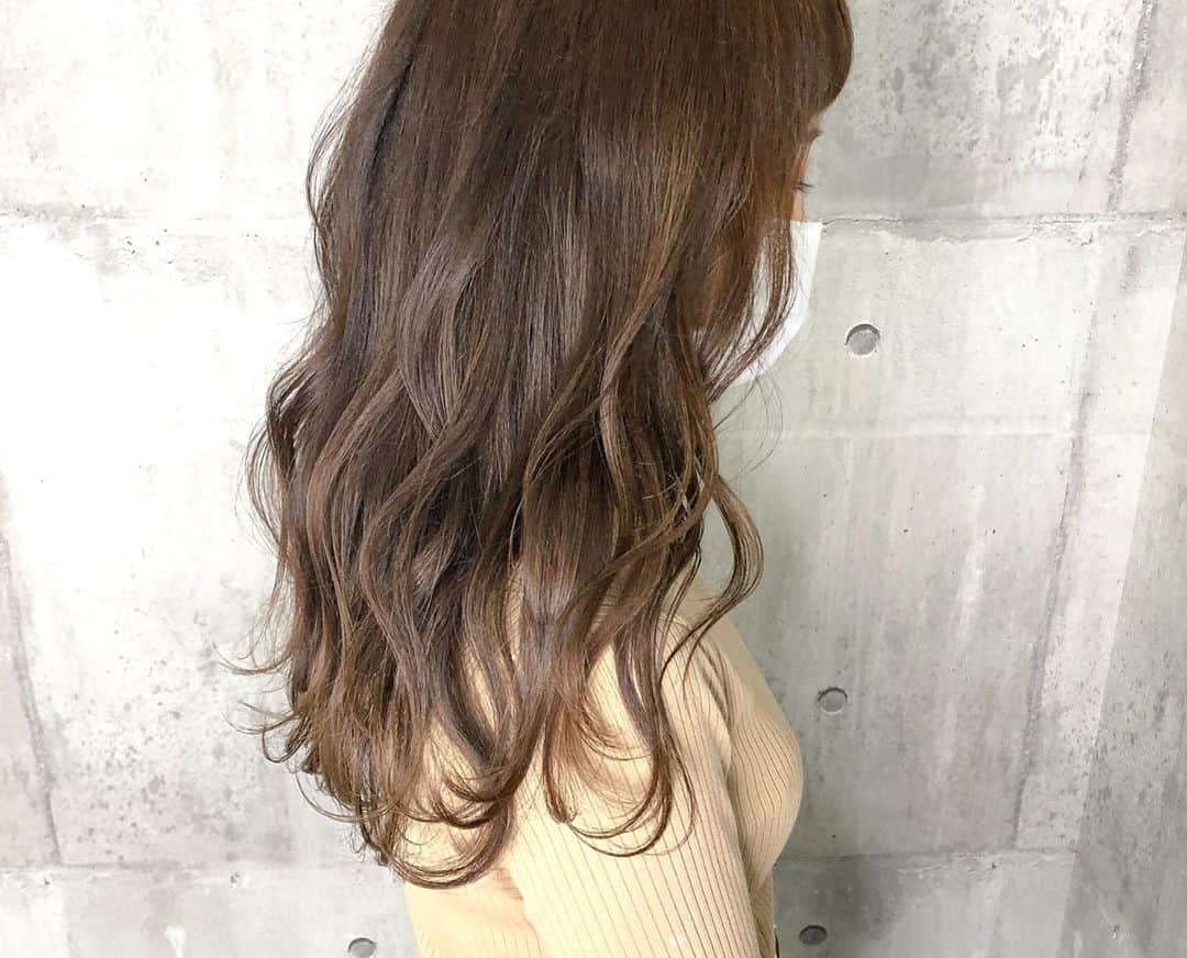 【高砂・美容師】平岡歩 ヘアアレンジ hairarrangeさんのインスタグラム写真 - (【高砂・美容師】平岡歩 ヘアアレンジ hairarrangeInstagram)「【ブリーチ無しベージュ】 ブリーチ無くても透明感をプラスするにはカラー何度か回数を重ねてつくりあげると 柔らかく雰囲気が可愛くなります❤️ ＿＿＿＿＿＿＿＿＿＿＿＿＿＿＿＿＿＿＿＿＿＿＿﻿ ﻿ ウールーでは髪を綺麗するだけではなく、シンプルに来てくれた人を幸せにしたい☺️﻿ ﻿ 僕の想いは、お客様にとってWooluuwに来る事が、旅行に行く事と同等くらいの位置付けでありたいと思っています。﻿ 僕自身、旅行に行く事が凄く好きで、旅行いくぞー！ってなって、予約して、﻿ ﻿ その日まで後1ヶ月、﻿ あと1週間﻿ あと3日﻿ あと1日！﻿ ﻿ って、その日が来るまでワクワク楽しみで、なんかいつもよりテンションも高くいれて、そんな気持ちをWooluuwに行く前からも感じてもらえたら、皆様が幸せでいてもらえるんじゃないかと思い、日頃から技術を磨いたり、アイデアを振り絞って頭を使ってみたりしています☺️ ﻿ ﻿ もちろん御来店頂いた当日も至福の時間を過ごしていただき、また次回の御来店までの活力を髪に想いを込めて送り出させていただきたいと思っています☺️﻿ ﻿ ウールーのテーマでもある、﻿ 【写真に残しておきたくなるような空間】が旅行とか楽しいこととリンクしていれば嬉しいです✨﻿  ＿＿＿＿＿＿＿＿＿＿＿＿＿＿＿＿＿＿＿＿＿＿＿﻿ ﻿ 画像スワイプしてみてください♪﻿ ﻿ 画像や動画は保存して後から見返してにお使い下さい♪﻿ ＿＿＿＿＿＿＿＿＿＿＿＿＿＿＿＿＿＿＿＿＿＿＿﻿ ﻿ 【自分に合うカラーをお探しの方】﻿ 【ハイライトカラーをお探しの方】﻿ 【髪質改善をしたい方】﻿ 【ヘアアレンジがしたい方】﻿ ﻿ ﻿ の方々向けに毎日更新しています✨﻿ フォローして応援して頂ければ嬉しい限りです😆﻿ ﻿ ⬇︎⬇︎⬇︎⬇︎⬇︎⬇︎⬇︎⬇︎⬇︎⬇︎⬇︎⬇︎⬇︎⬇︎⬇︎⬇︎⬇︎⬇︎﻿ 《@ayumi_hiraoka》﻿ ＿＿＿＿＿＿＿＿＿＿＿＿＿＿＿＿＿＿＿＿＿＿＿﻿ @wooluuw 代表　﻿ 平岡歩﻿ ﻿ ウールーは﻿ ・キッズルーム完備﻿ ・FREE Wi-Fi﻿ ・日替わりデザートサービス🍰﻿ ・豊富なドリンクサービス🥤﻿ ・オリジナルシャンプー﻿ など、ウールーでしか体験できない﻿ 想い出に残る仕掛けが沢山あります✨﻿ ﻿ ただ髪を綺麗に整えるだけでなく﻿ 私達が輝かせたいのはあなたの心です☺️ ﻿ ﻿ 【お店情報】﻿ 営業時間　10時〜20時ぐらい﻿ 料金表　インスタグラム　ハイライトに記載﻿ 住所　兵庫県姫路市二階町﻿ ﻿ 【ご予約方法】﻿ ご予約時にLINE @にて﻿ ・料金の事前提示﻿ ・所要時間の事前提示﻿ ・このカラーはどのメニュー選べばいい？﻿ などお気軽にご相談下さい🙇‍♂️ ご予約はこちらのLINEからお願いします♪﻿ LINE ID 【@ekm1861m】﻿ LINEのID検索より検索してください﻿ 最初の＠マークを忘れずに入れて下さい。﻿ ご質問などはコメントにお願い致します。﻿ ・﻿ ﻿ #グレージュ #カーキグレージュ #オリーブベージュ #大人可愛い #アッシュグレージュ #ピンクグレージュ #グレージュカラー #アッシュ #ベージュカラー  #透明感カラー #マットベージュ  #姫路駅 #姫路 #高砂 #加古川 #himeji  #姫路美容院 #高砂美容院 #加古川美容院 #カーキベージュ #シルキーベージュ  #アッシュカラー  #オリーブカラー #ブリーチなし #ブリーチなしカラー  #姫路美容師 #姫路美容室 #Wooluuw #ブリーチ無しベージュ」10月12日 2時59分 - ayumi_hiraoka