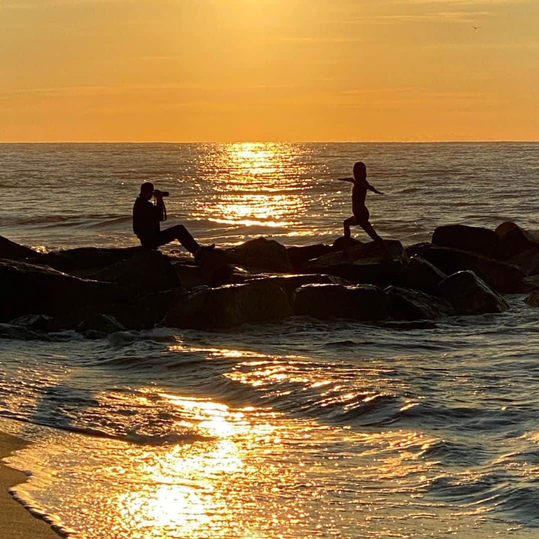 アリス&トリクシーのインスタグラム：「You never know what you can happen into on the beach at sunrise! Sunrise and sunset are the best times to shoot. The light is at its most beautiful. 💗 . . . . . . . . . . . #beachphotoshoot #beachphotography #beachphotos  #hamptons #hamptonsstyle #hamptonslife #beach #beachlife #beachvibes #sunrise #sunrisephotography #ilovenewyork #shotoniphone #shotoniphone11pro #nofilter」