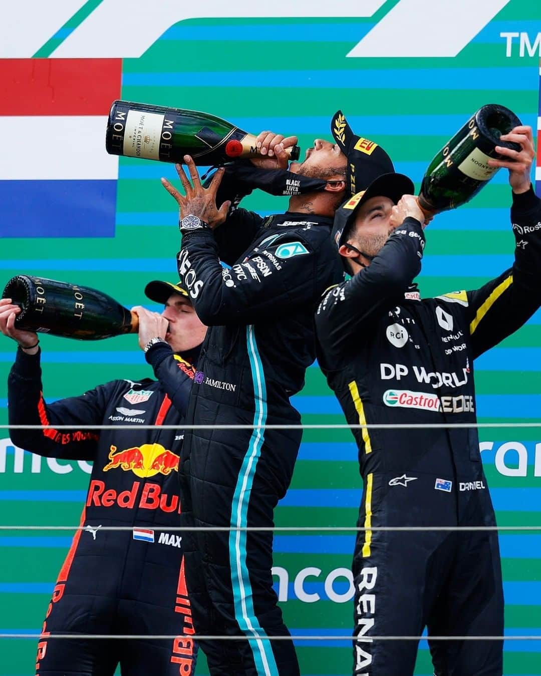 F1さんのインスタグラム写真 - (F1Instagram)「A well-earned drink 🍾⁣ ⁣ It's the fourth time @LewisHamilton, @maxverstappen1 and @danielricciardo have shared a podium 🏆🏆🏆⁣ ⁣ #F1 #Formula1 #EifelGP #Hamilton #Verstappen #Ricciardo」10月12日 3時10分 - f1