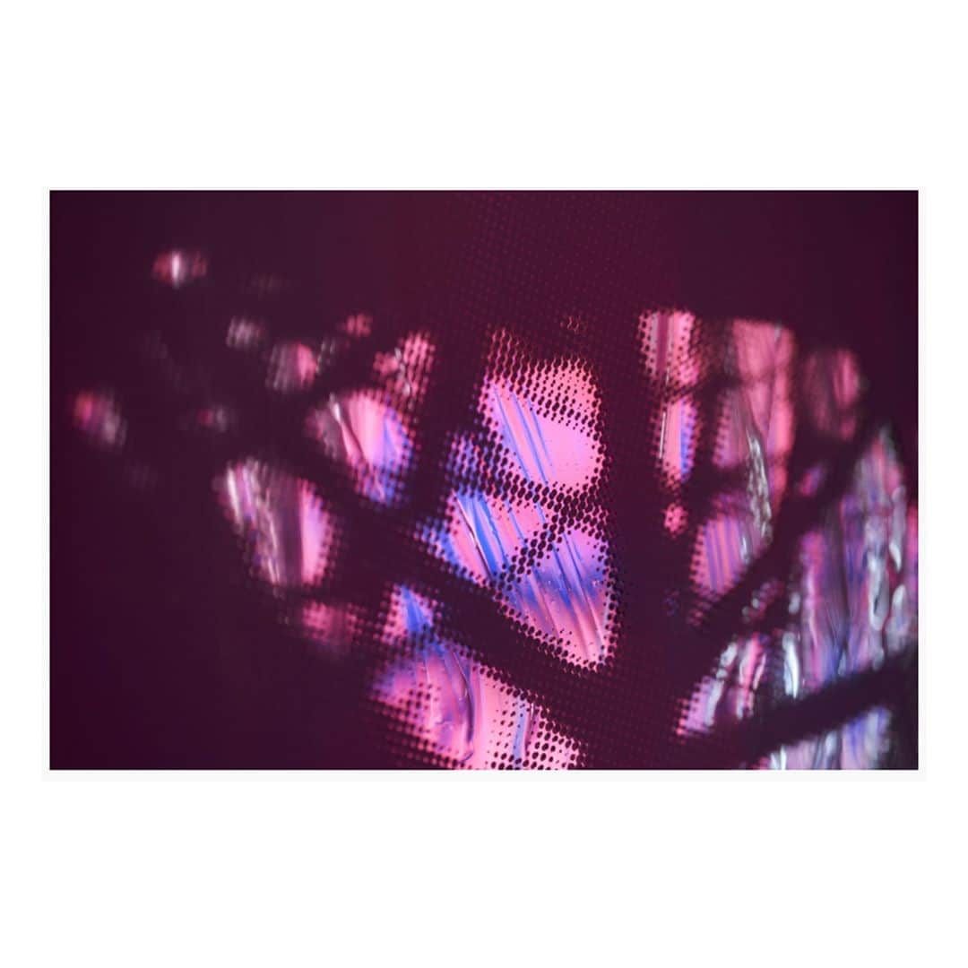 デビッドヤーマンのインスタグラム：「David Yurman and artist Brian Clarke both work to achieve beauty by framing light and color. Here, one of Clarke’s stained glass works evokes the brilliant hues of morganite, tanzanite and amethyst. #DavidYurman」
