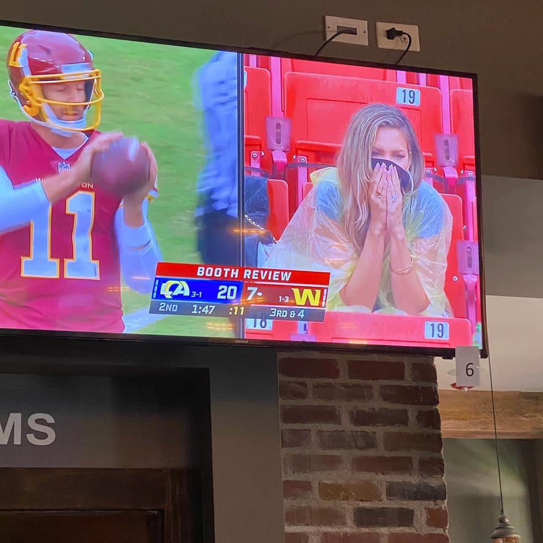デヴィッド・スペードのインスタグラム：「How crazy, Alex Smith is going in. His wife is freaking out. I would too..how scary」