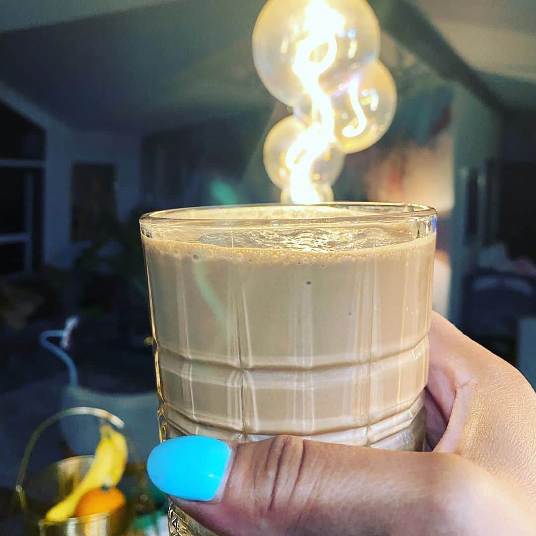 ケリスのインスタグラム：「Smoothie time , raw cacao , coconut milk , almond butter , ginger , nutmeg, ashwaganda, maca, moringa, guarana . And if I had a slice of orange I would have used it lol . Rise and shine」