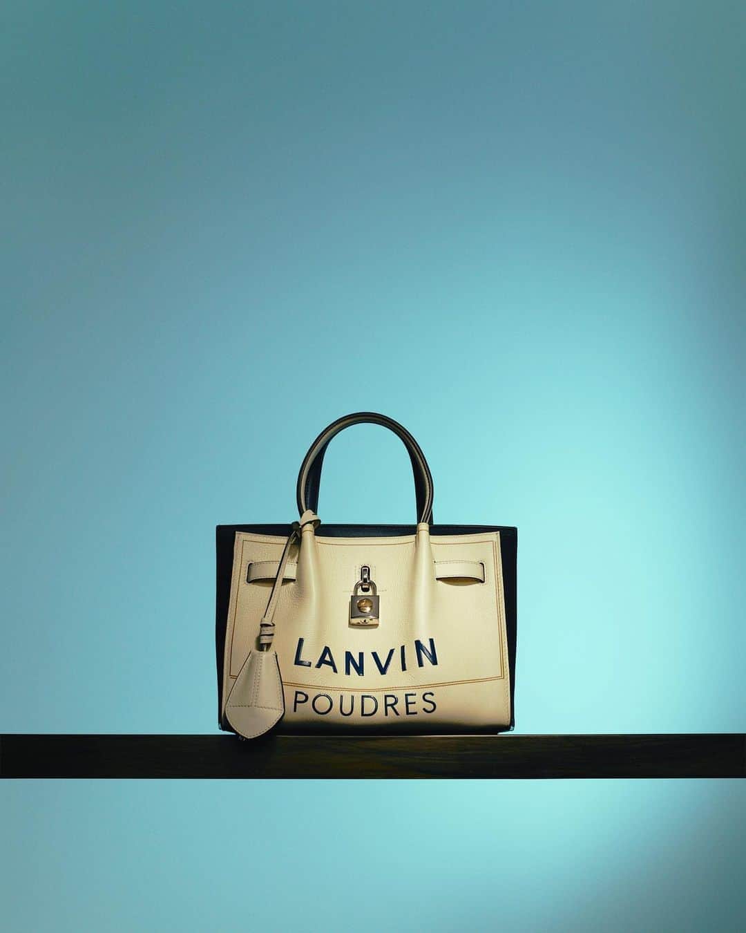 ランバンのインスタグラム：「The Bogey bag in grained leather is a tribute to #LANVIN powder cases from 1930s.  The "Cosmetics" capsule collection is inspired by LANVIN beauty archives. Discover a series of collector’s pieces. Available in Lanvin stores.  #LanvinBags  #LanvinFW20」