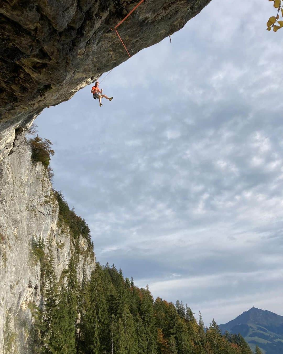 ヤコブ・シューベルトさんのインスタグラム写真 - (ヤコブ・シューベルトInstagram)「Another great day at Schleier Wasserfall where I was able to do the 3rd ascent of ‚Fugu‘ [9a] An amazing route in the upper sector opened by @adam.ondra 👏🏼 Thanks for the photo and the fun day @guido.unterwurzacher 🙌 Now it‘s time to change the scenery for a while, heading to Arco with the @austriaclimbing team for more rockclimbing 💪🏻 • #rockclimbing #schleierwasserfall #climbing @mammut_swiss1862 @raiffeisen @lasportivagram @innsbrucktourism @heeressportzentrum @thecrag_worldwide」10月12日 3時37分 - jakob.schubert