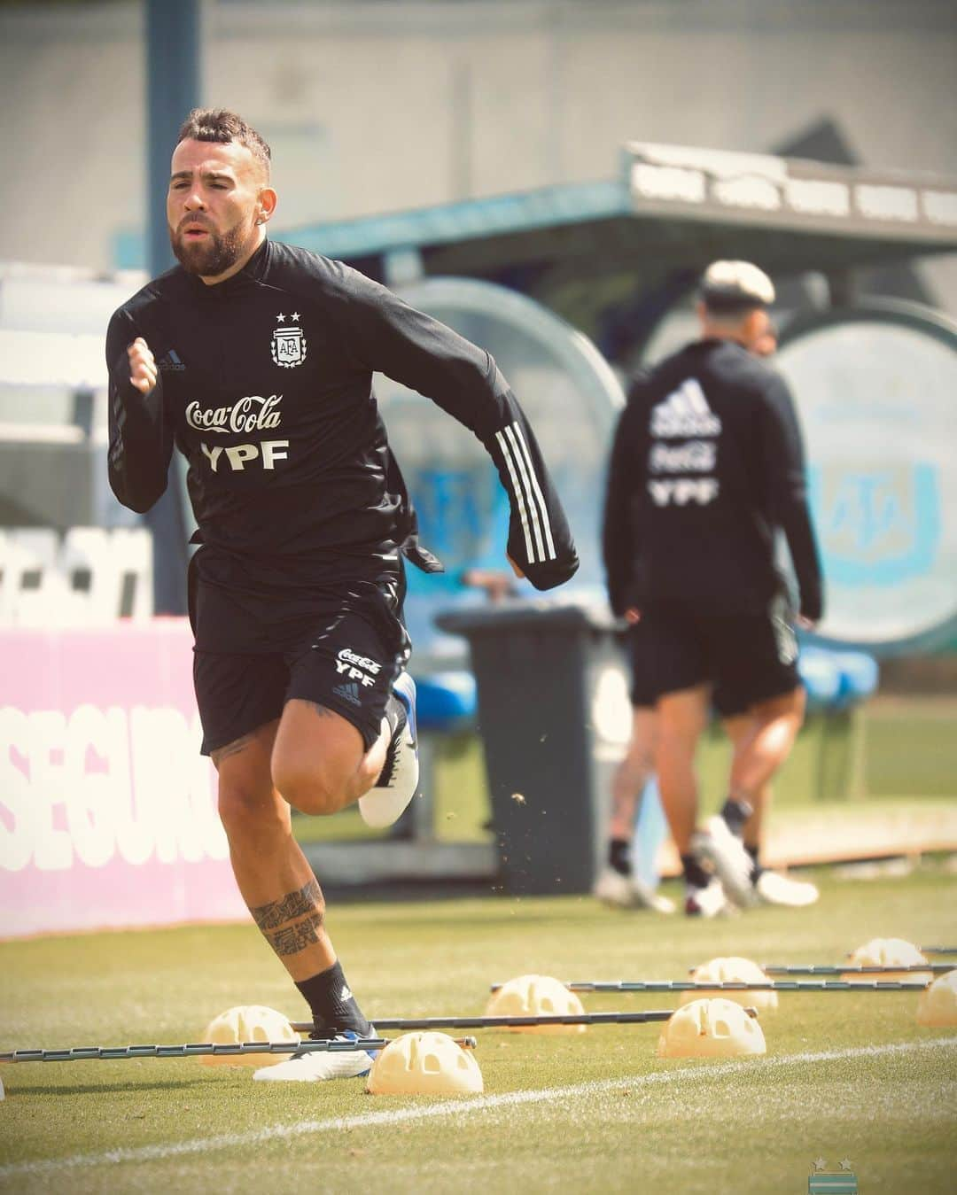 ニコラス・オタメンディさんのインスタグラム写真 - (ニコラス・オタメンディInstagram)「#Seleccionargentina 🇦🇷💪🏻 🏃🏻 #Vamosargentina #Entrenamiento」10月12日 3時47分 - nicolasotamendi30