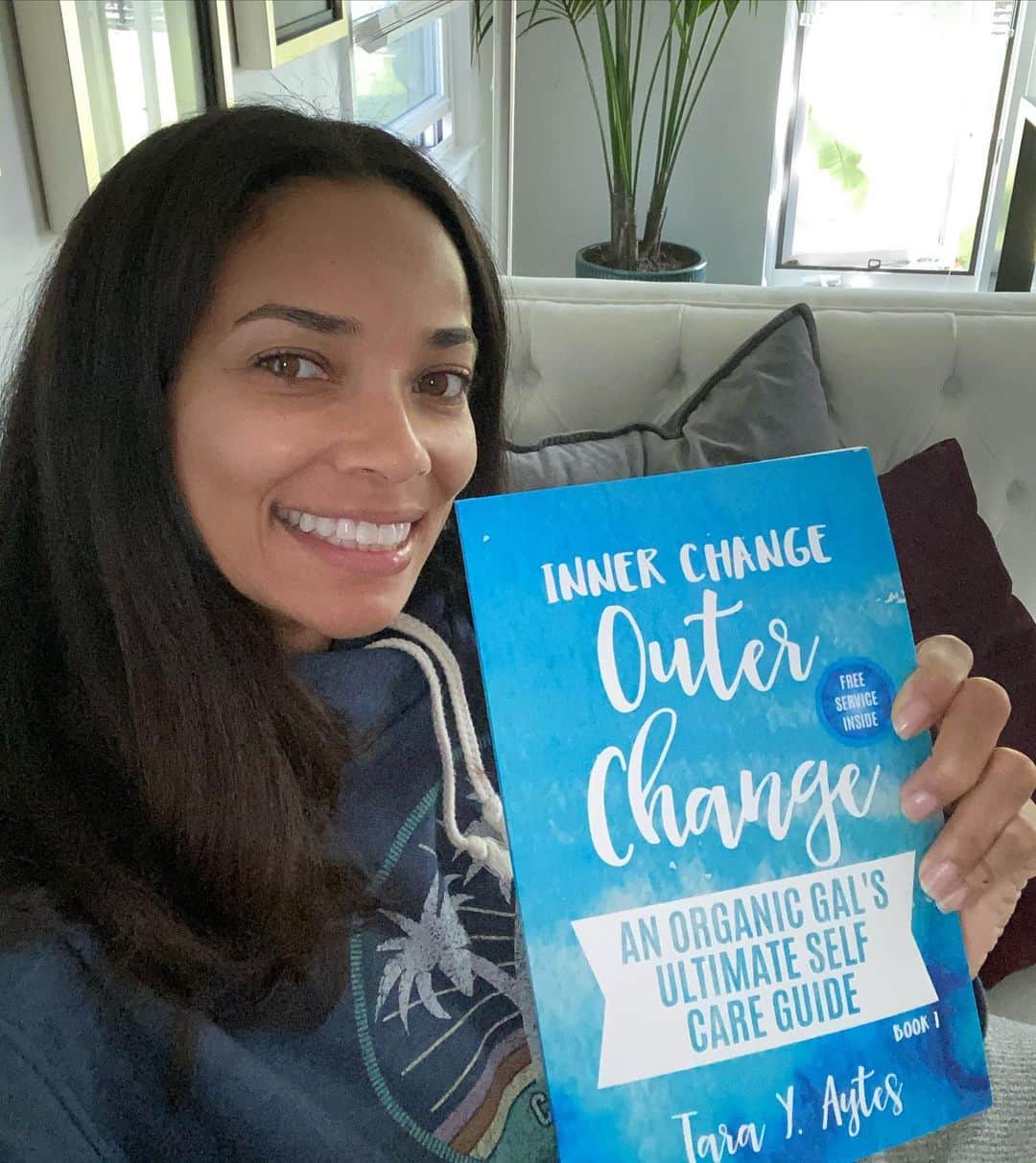 ロッチェル・エイツのインスタグラム：「Thank you to my cousin @ladie8s for gifting me her first published book! I’m so happy and proud of you! This book is awesome! Self care has always been important to me and given the state of the world right now, it is even more urgent to take care of your mind, body, and spirit. This book is a great guide! Check out her IG page. It’s sold on amazon. 🙏🏽🙏🏽🙏🏽♥️♥️♥️🌹🌹🌹」