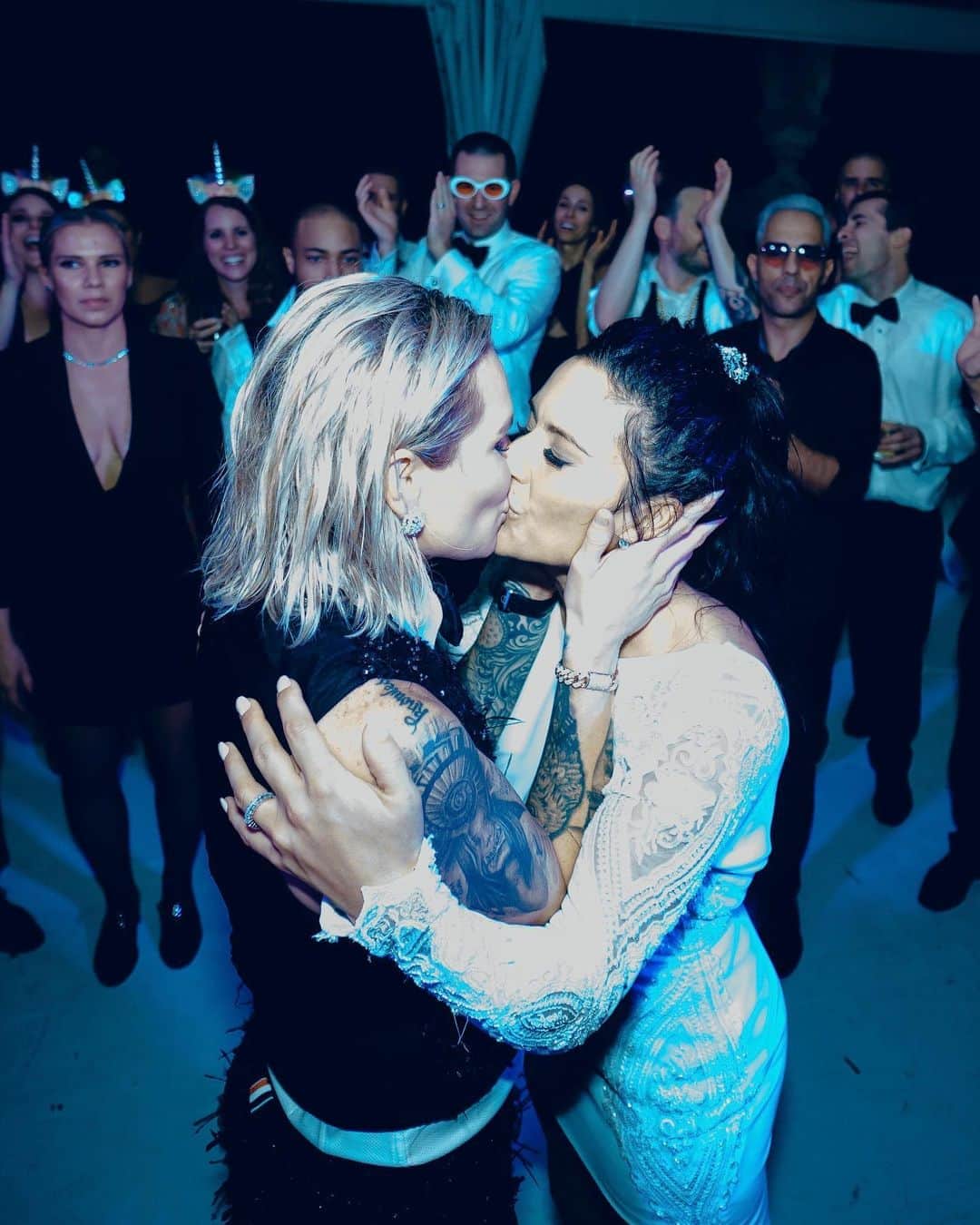 アリ・クリーガーさんのインスタグラム写真 - (アリ・クリーガーInstagram)「How it started -> How it’s going..  Happy #nationalcomingoutday  🏳️‍🌈👩🏻‍🤝‍👩🏼🌈」10月12日 3時40分 - alikrieger