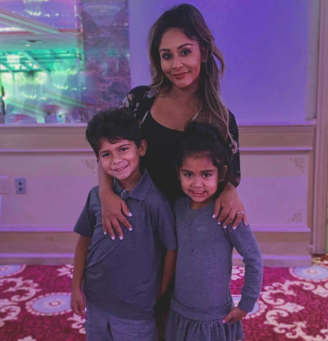 ニコール・ ポリッツィのインスタグラム：「👩🏽👦🏽👧🏽」
