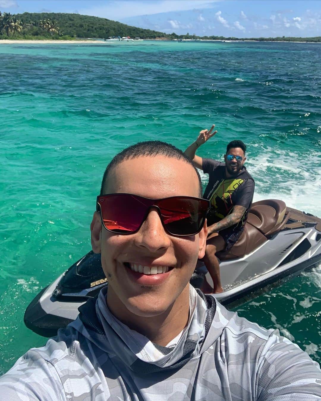 ダディー・ヤンキーのインスタグラム：「En la ISLA se legISLA.. el verdadero vacilón. 🌴 ☀️🌴」