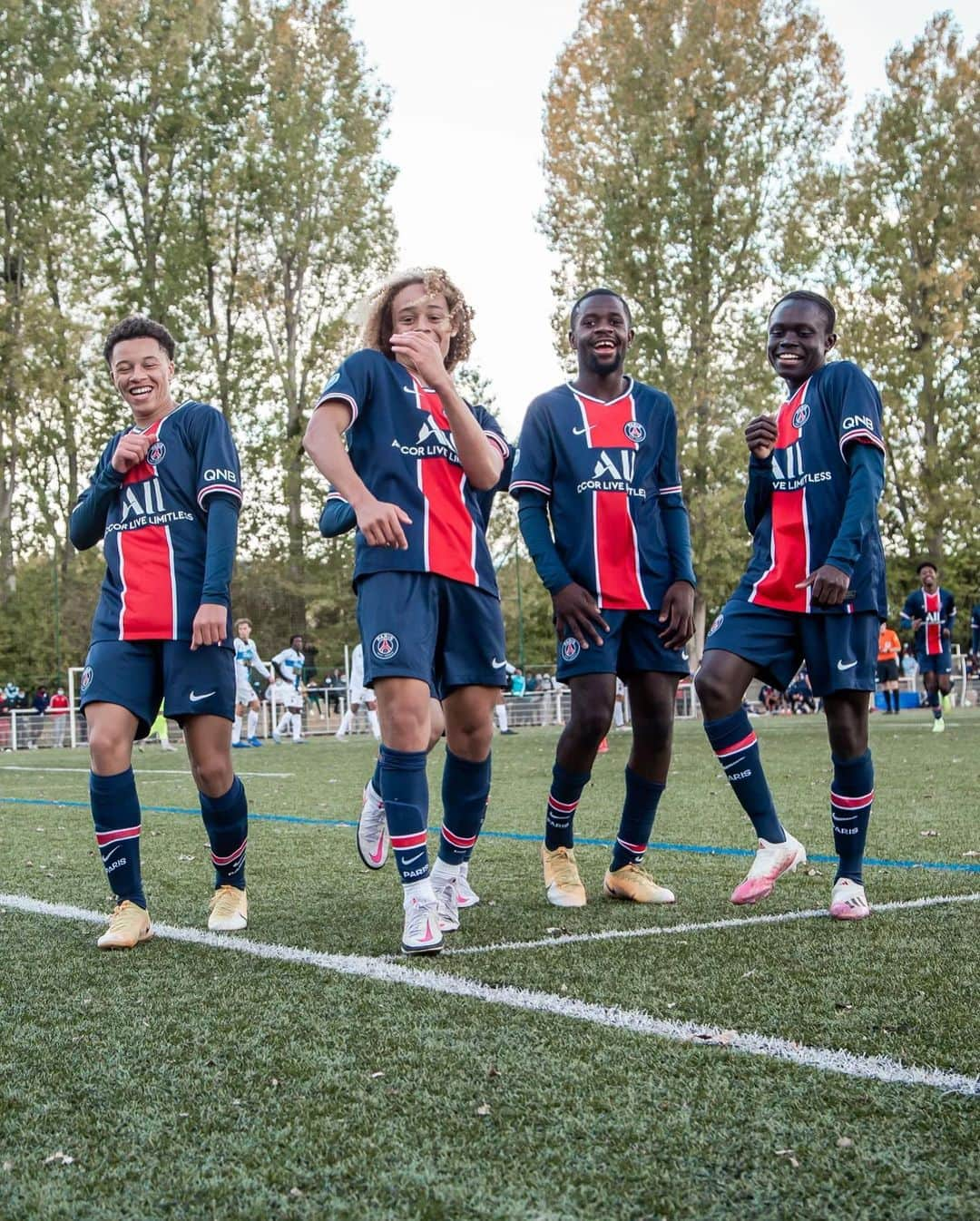 シャビ・シモンズさんのインスタグラム写真 - (シャビ・シモンズInstagram)「The 📞 rang again! One goal, 2 assists and #GunLean @m.bodiang to celebrate today’s win! Great job, team! 🔴🔵 : : : : : : : #ICICESTPARIS #AllezParis #ParisSaintGermain #PSG #Paris #training #train #keeppushing #footballdreams #everydayisdayone #football #sport #team #football #soccer #love #player #lovethisgame #attitude #passion #happy #psg #paris #motivation #gogoles #futbol #nike #xavi #xs #xavisimons」10月12日 3時46分 - xavisimons