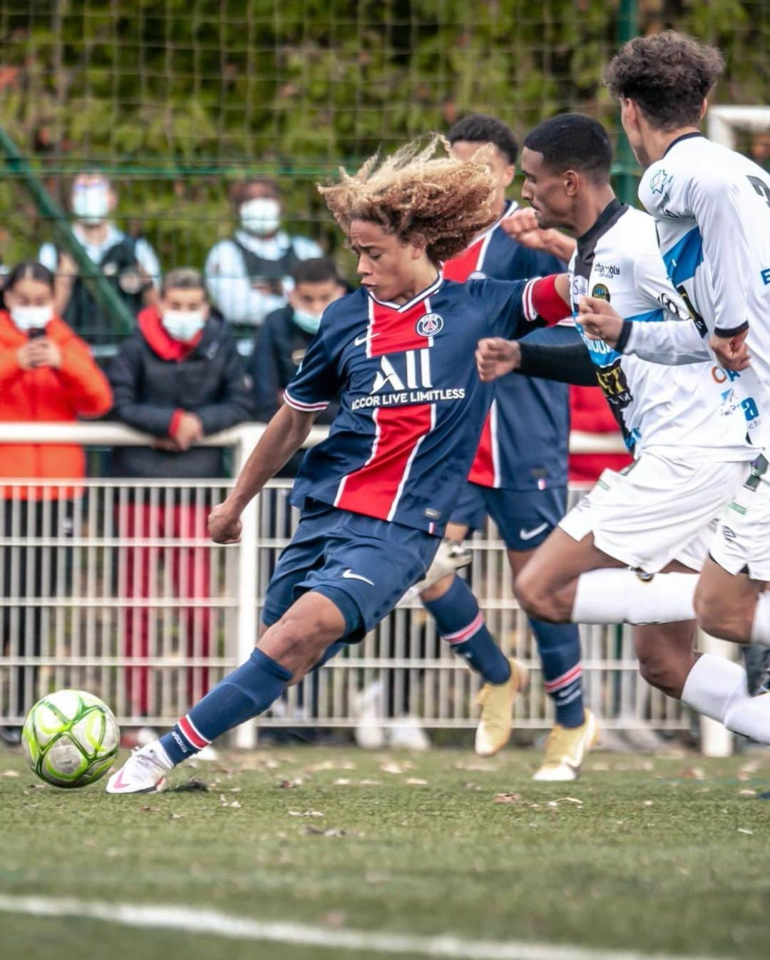 シャビ・シモンズさんのインスタグラム写真 - (シャビ・シモンズInstagram)「The 📞 rang again! One goal, 2 assists and #GunLean @m.bodiang to celebrate today’s win! Great job, team! 🔴🔵 : : : : : : : #ICICESTPARIS #AllezParis #ParisSaintGermain #PSG #Paris #training #train #keeppushing #footballdreams #everydayisdayone #football #sport #team #football #soccer #love #player #lovethisgame #attitude #passion #happy #psg #paris #motivation #gogoles #futbol #nike #xavi #xs #xavisimons」10月12日 3時46分 - xavisimons