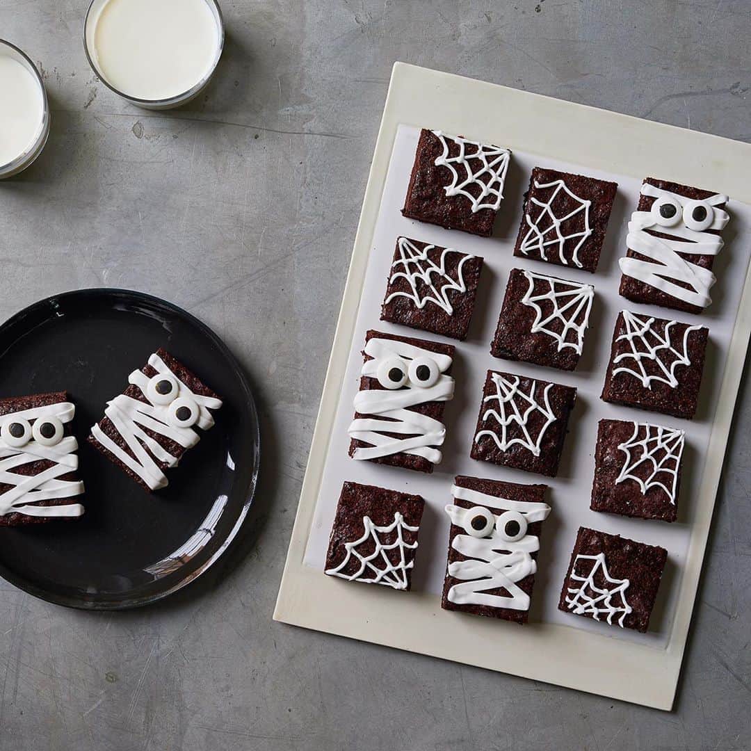 マーサ・スチュワートさんのインスタグラム写真 - (マーサ・スチュワートInstagram)「This year, trick out your treats by serving up a platter of these spooky brownies. In this recipe, intense unsweetened cocoa powder and caramel-y brown sugar give them a sophisticated flavor profile, while the playful decorations keep you right on theme. Grab the recipe at the link in bio! 📷: @bryangardnerphotography recipe by: @flossylucille styling by: @laurarege」10月12日 3時50分 - marthastewart
