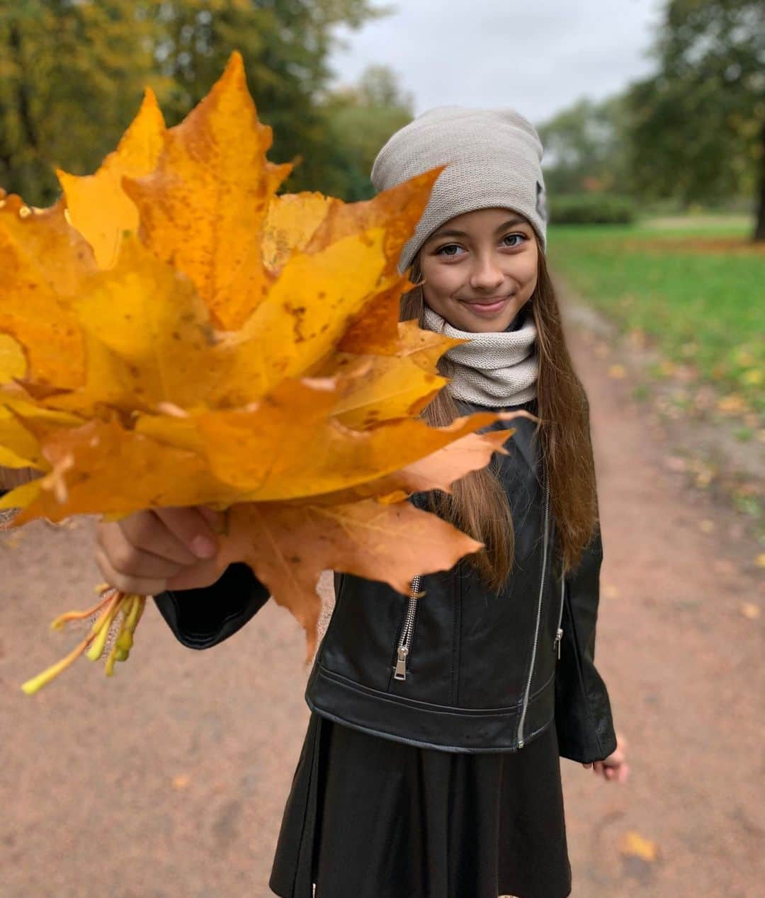 ソフィア・トゥレンコのインスタグラム：「🍂🍂🍂」