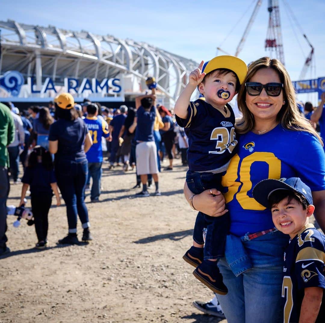 リセット・サラスのインスタグラム：「💙💛🏈」