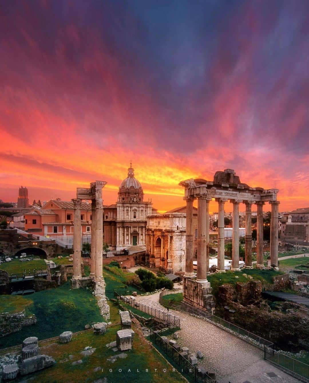 のインスタグラム：「Hi #Igers around the world!  Let’s going now to the Roman Forum 📸 photo by @igoalstories and @igersroma 🥰 #igersroma #weareigersit #igers」