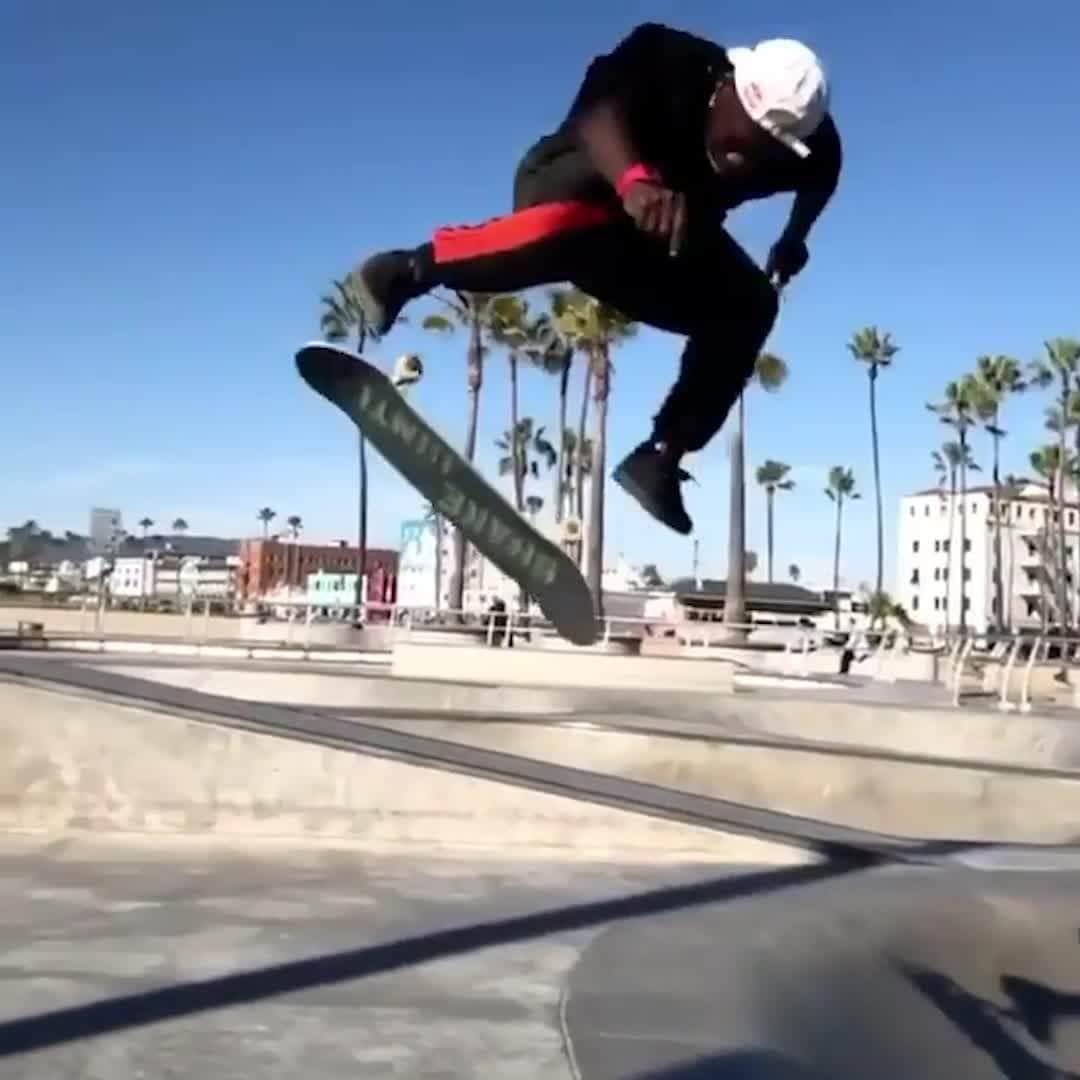 レッドブルのインスタグラム：「this 360 kickflip is so fire we had to slow it down 🔥  🛹: @zionwright 🎥: @johnnicholsoniv #skate #skateboarding #kickflip #redbull #givesyouwings」