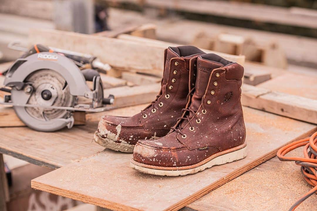 のインスタグラム：「Looking for the new moc-toe wedge soles? The Edge-Walker is available in 6”, 8”, and pull-on.  #chippewaboots #thebestbyfar #moctoeboots #wedgesoles」