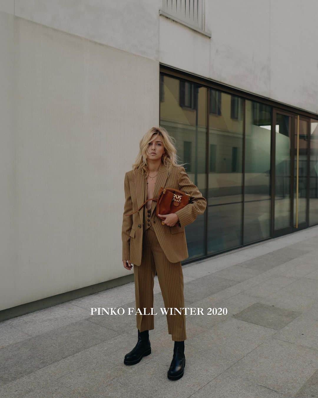 エレオノーラ・カリシのインスタグラム：「Un autunno di uniformi a righe, tagli maschili, colori rubati alle foglie cadute e stivali militari. @pinkoofficial #Pinko 🍂#adv」