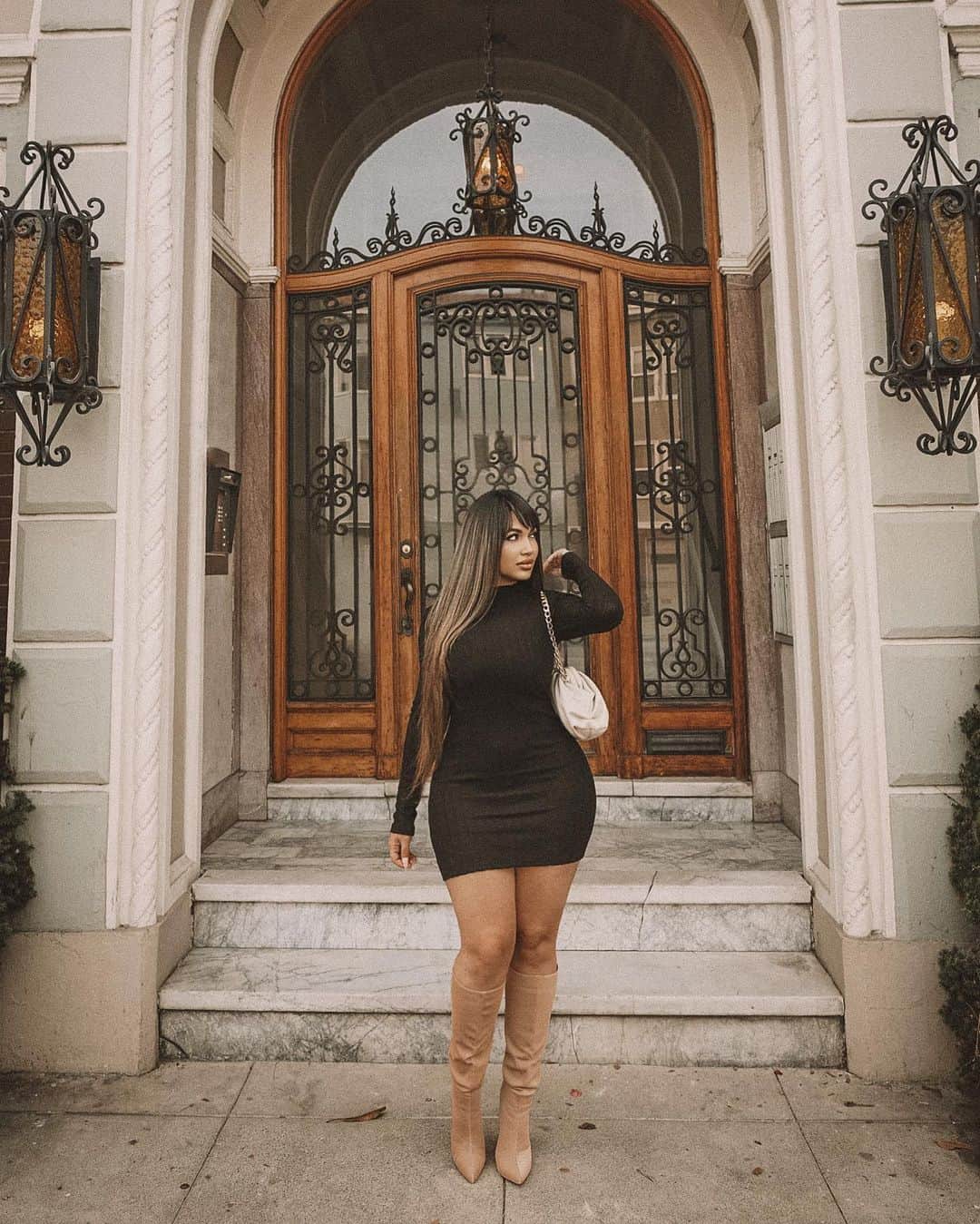 Aylen Aのインスタグラム：「@fashionnova ..Where are we going? 👣 Fashionnovapartner」
