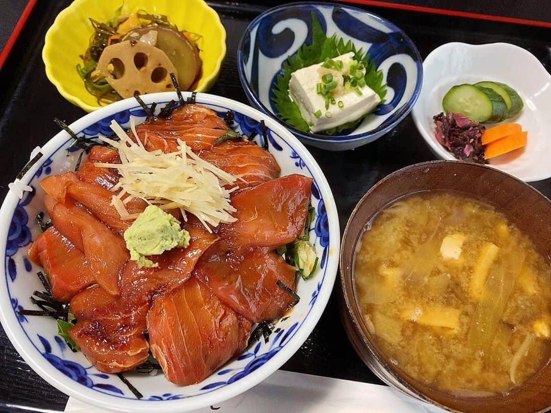 村田綾のインスタグラム：「もぉすぐ朝なのに… お腹空いた。  今まで食べた「漬け丼」の中で、ここのが１番美味しいの。  毎日、食べたい。  #飯テロ #漬け丼 #マグロ #海鮮 #meal #seafood #Japanesefood #tuna」