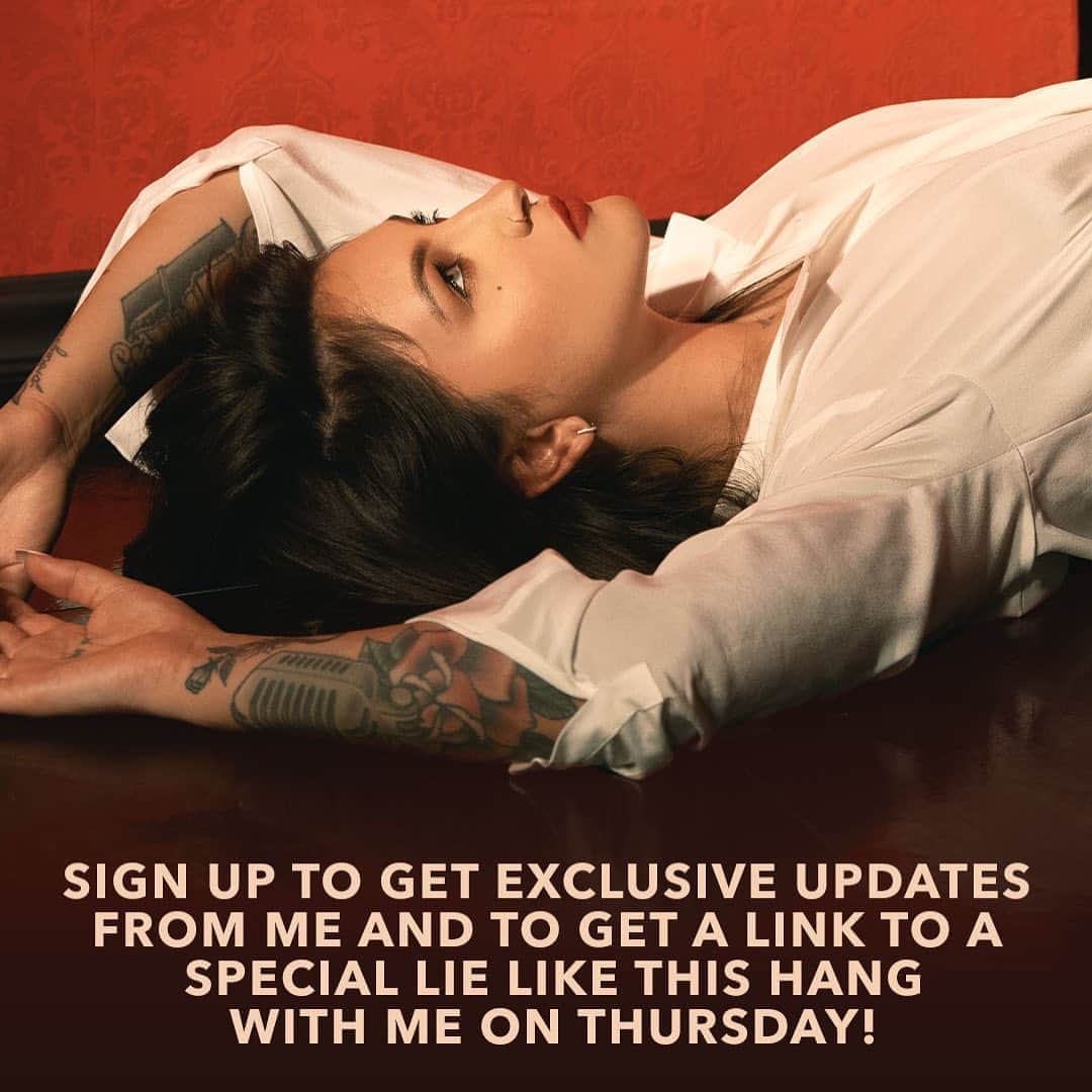 Julia Michaelsのインスタグラム：「Subscribe to join me for a special Lie Like This hang on Thursday ❤️ Link in bio」