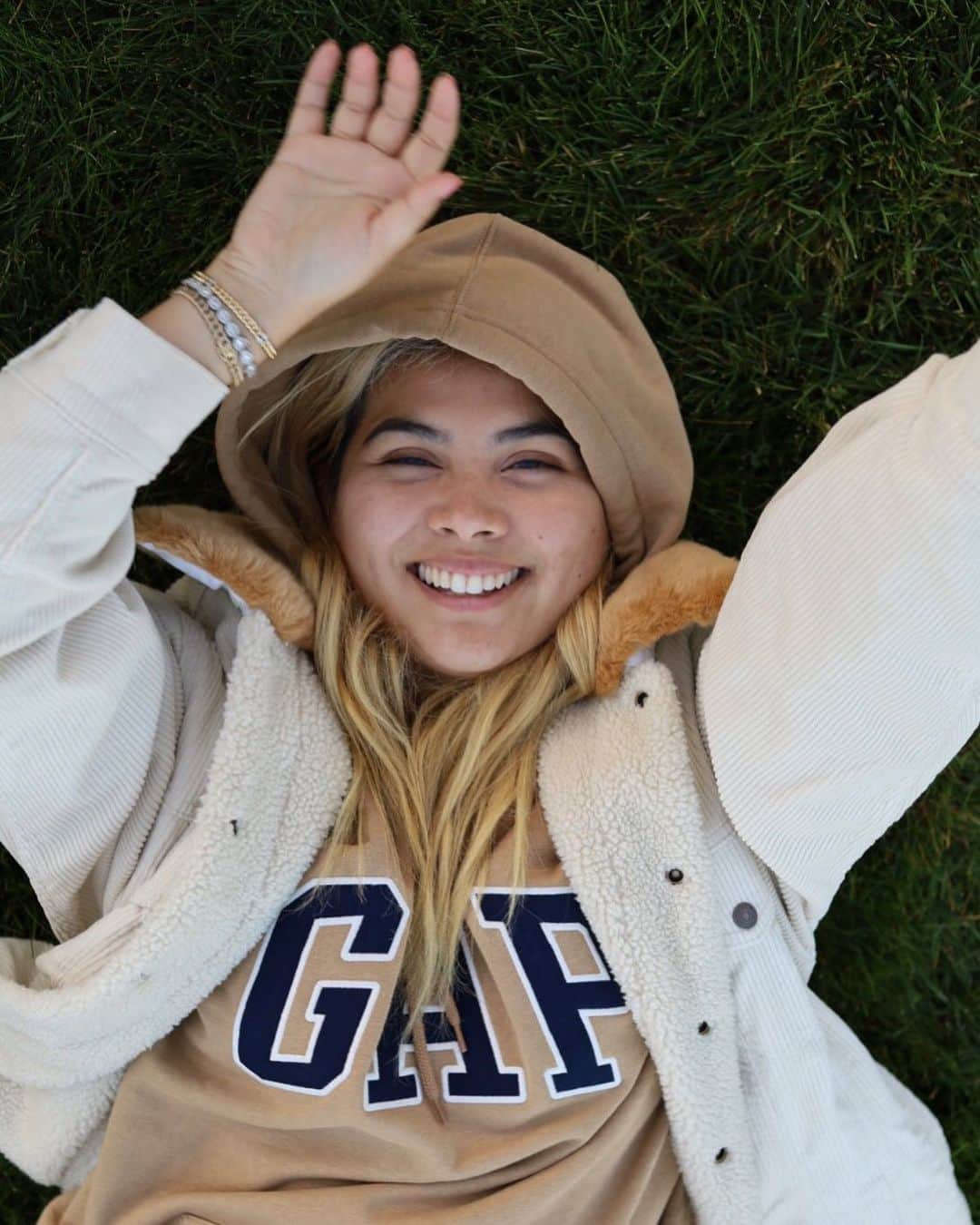 のインスタグラム：「You are worthy. You are powerful. You will break barriers. You will be challenged. You will persevere.   Your presence in this world is NECESSARY. Love you all so much and I’m so proud of wherever you are in your journey towards self love and self discovery. Keep going.   GAP = gay and proud ☺️🌈 Happy national coming out day ❤️」