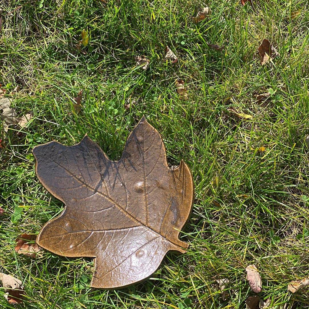 シェリ・ムーン・ゾンビのインスタグラム：「All the leaves are brown...Leaf tray made by me. #feelingautumn #fallvibes #pottery #handbuiltpottery」