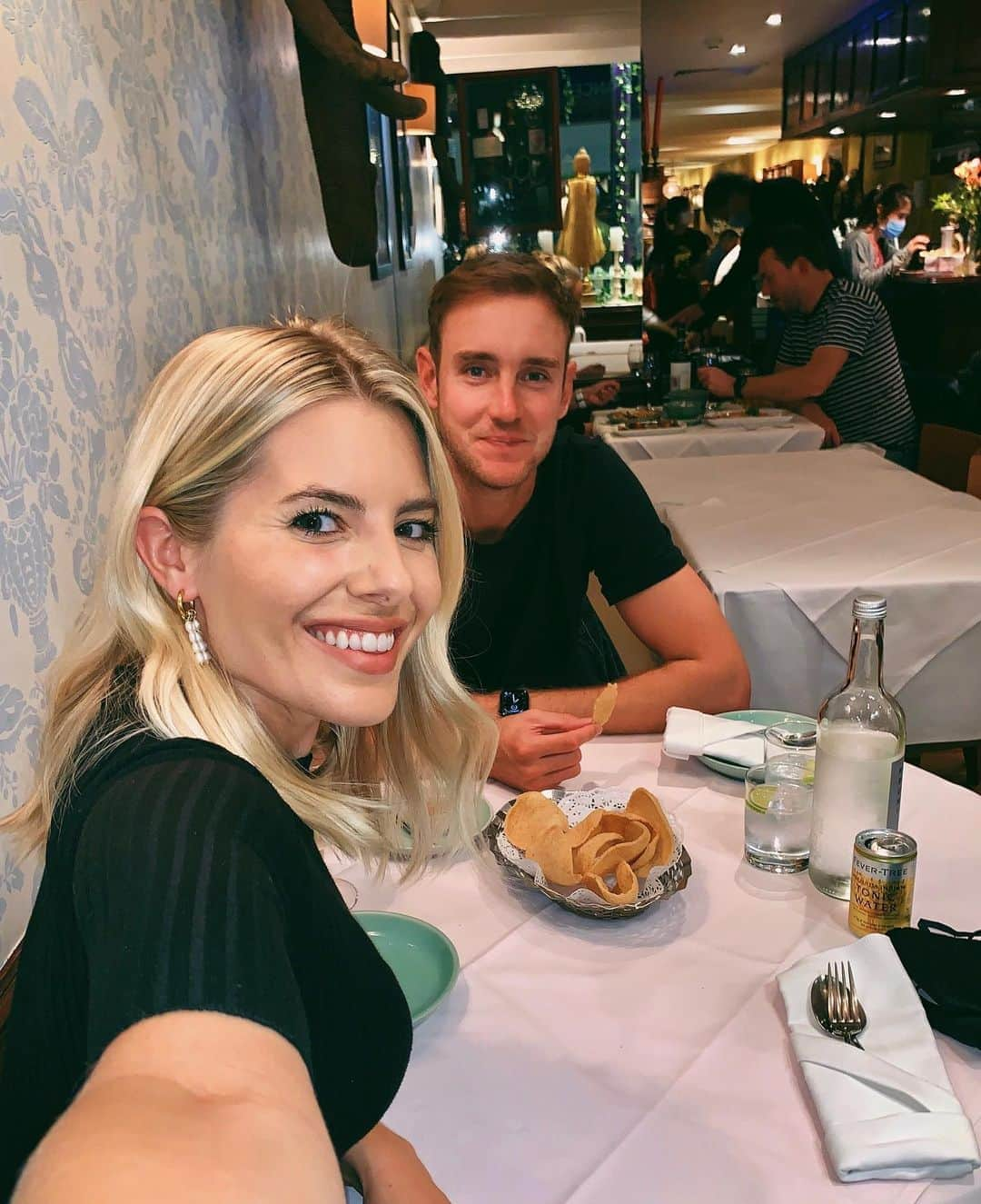 Mollie Kingさんのインスタグラム写真 - (Mollie KingInstagram)「Dinner with my two favourites... @stuartbroad8 and prawn crackers 😍」10月12日 4時45分 - mollieking