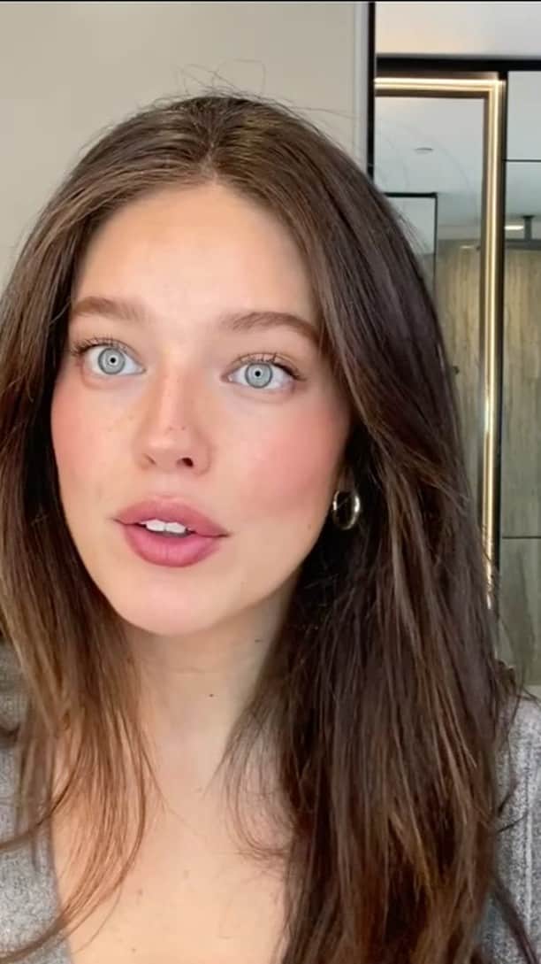 エミリー・DiDonatoのインスタグラム：「A little BTS of my filming set up when I shoot my makeup and hair tutorials + my every day makeup」